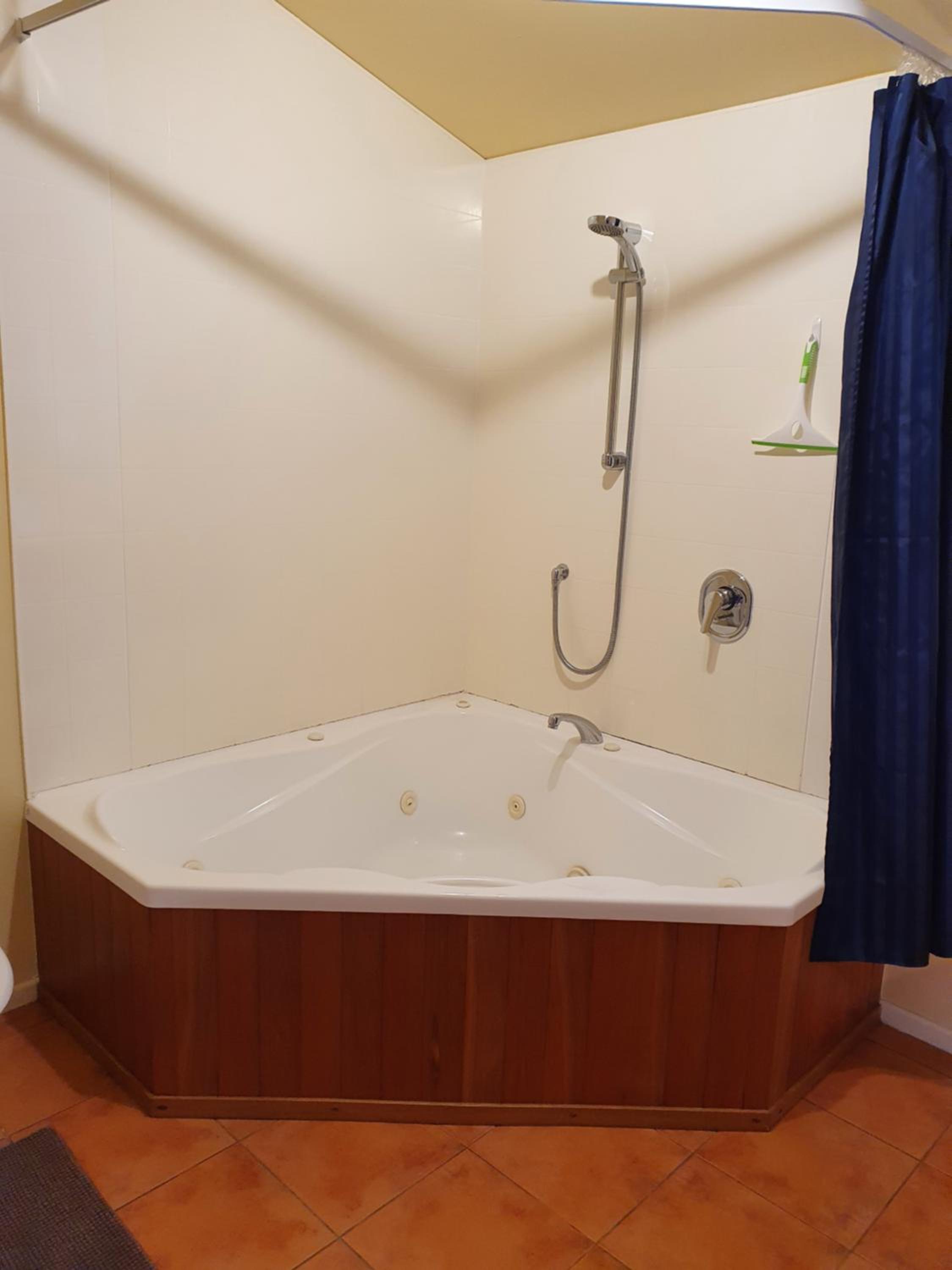 Queen Suite with Spa Bath - Photo 13