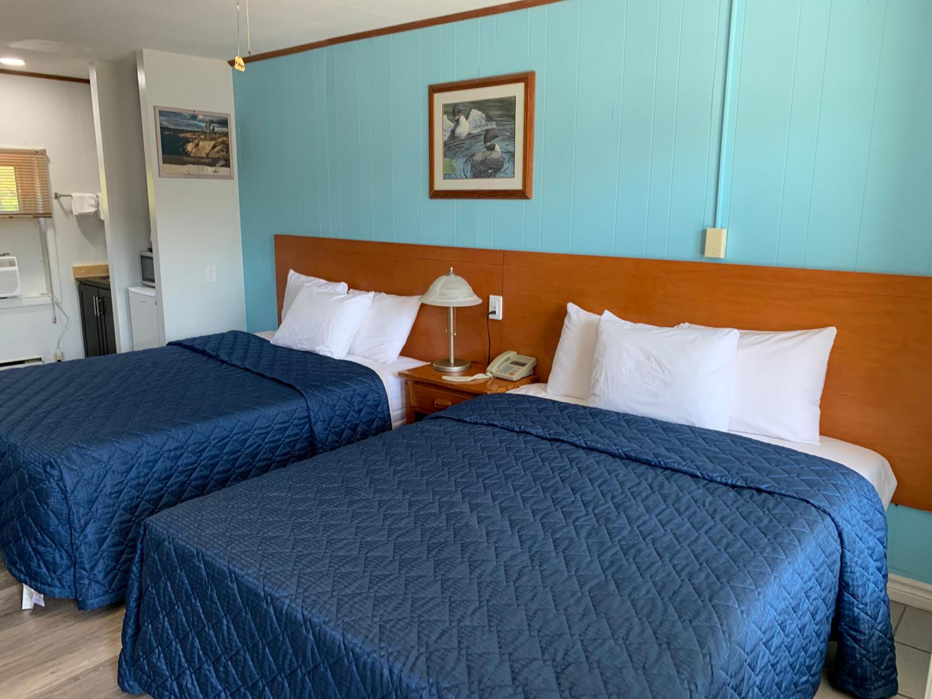 Queen Room with Two Queen Beds photo 2