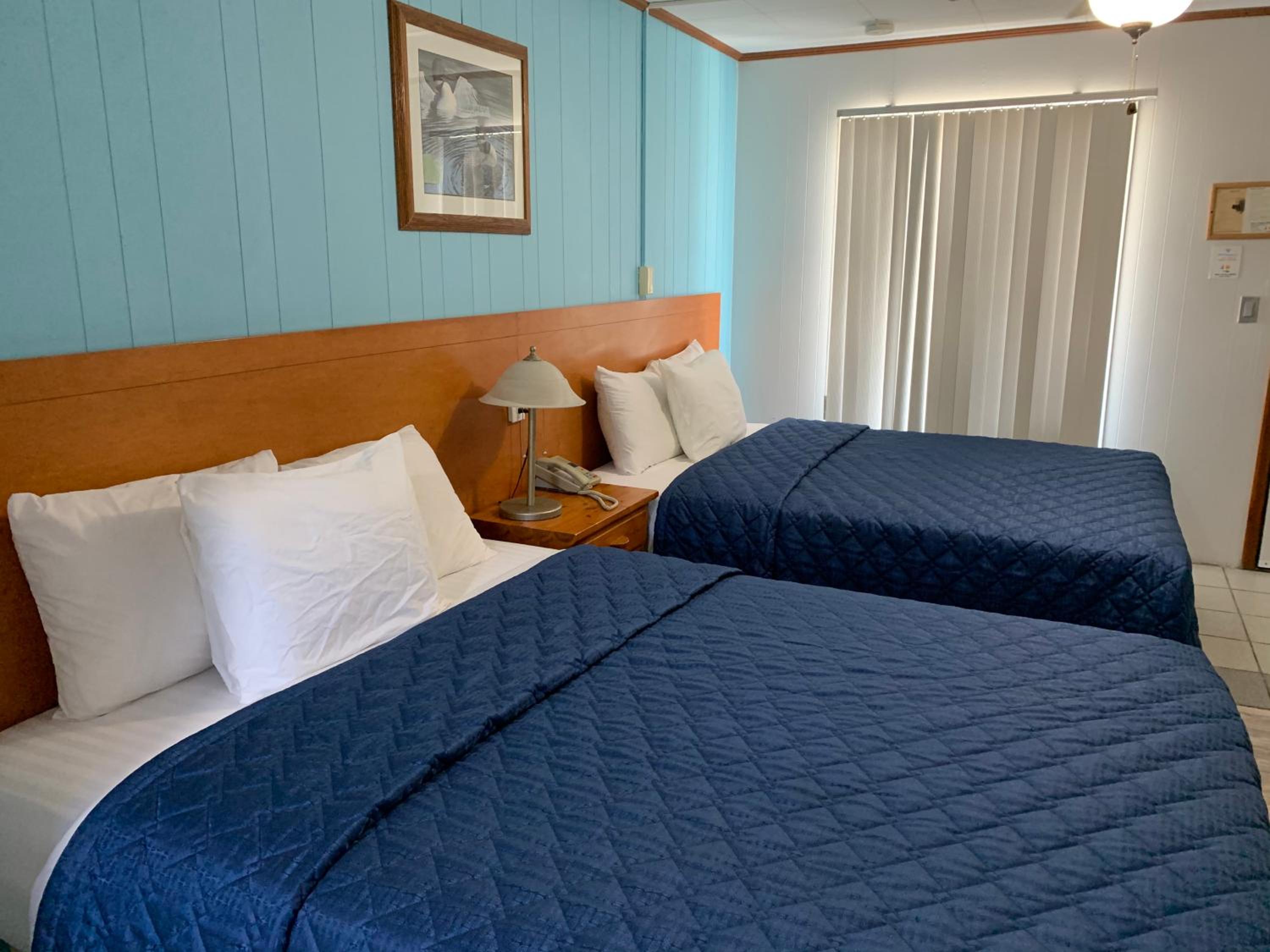 Queen Room with Two Queen Beds photo 3