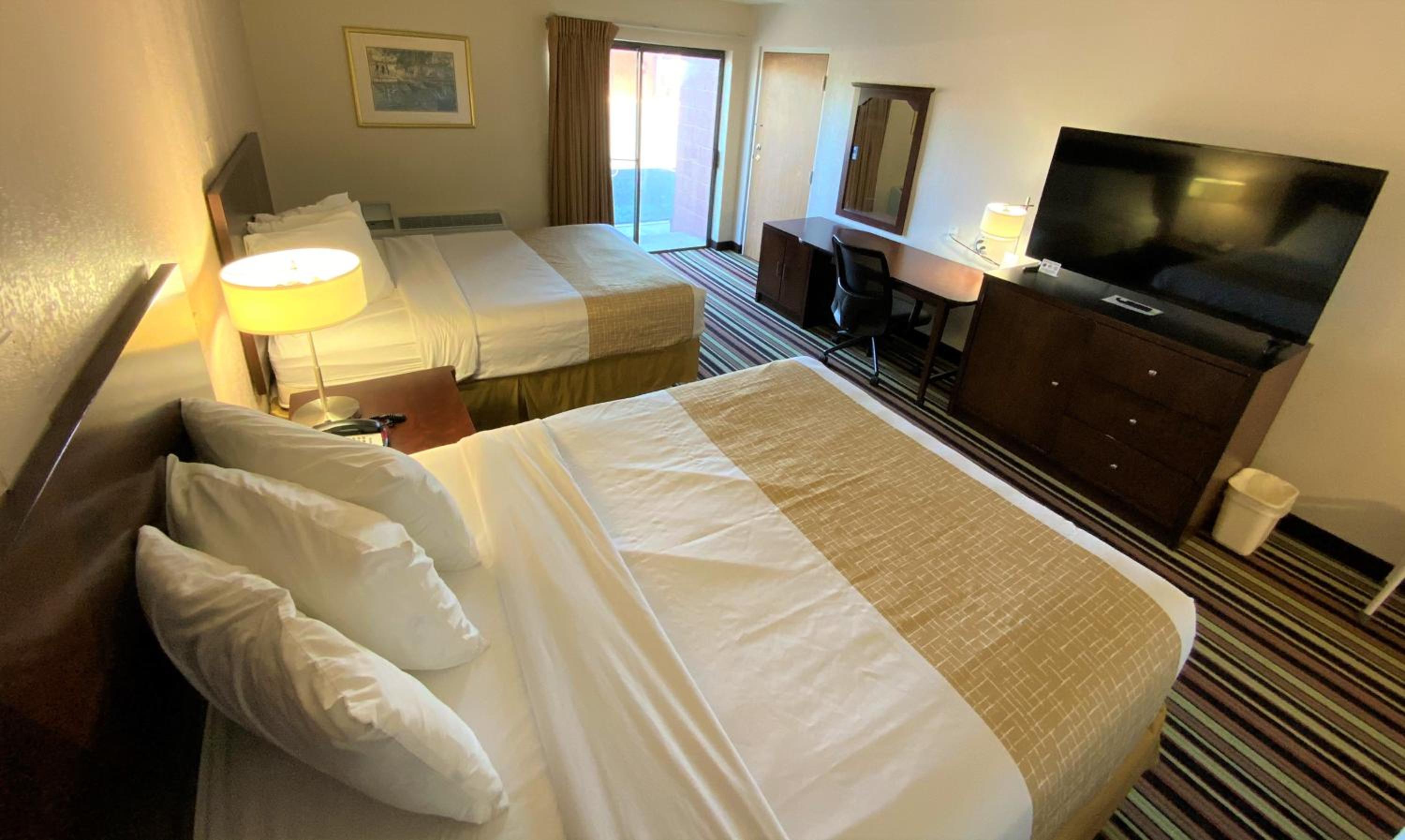 Queen Room with Two Queen Beds - Non-Smoking - Photo 5