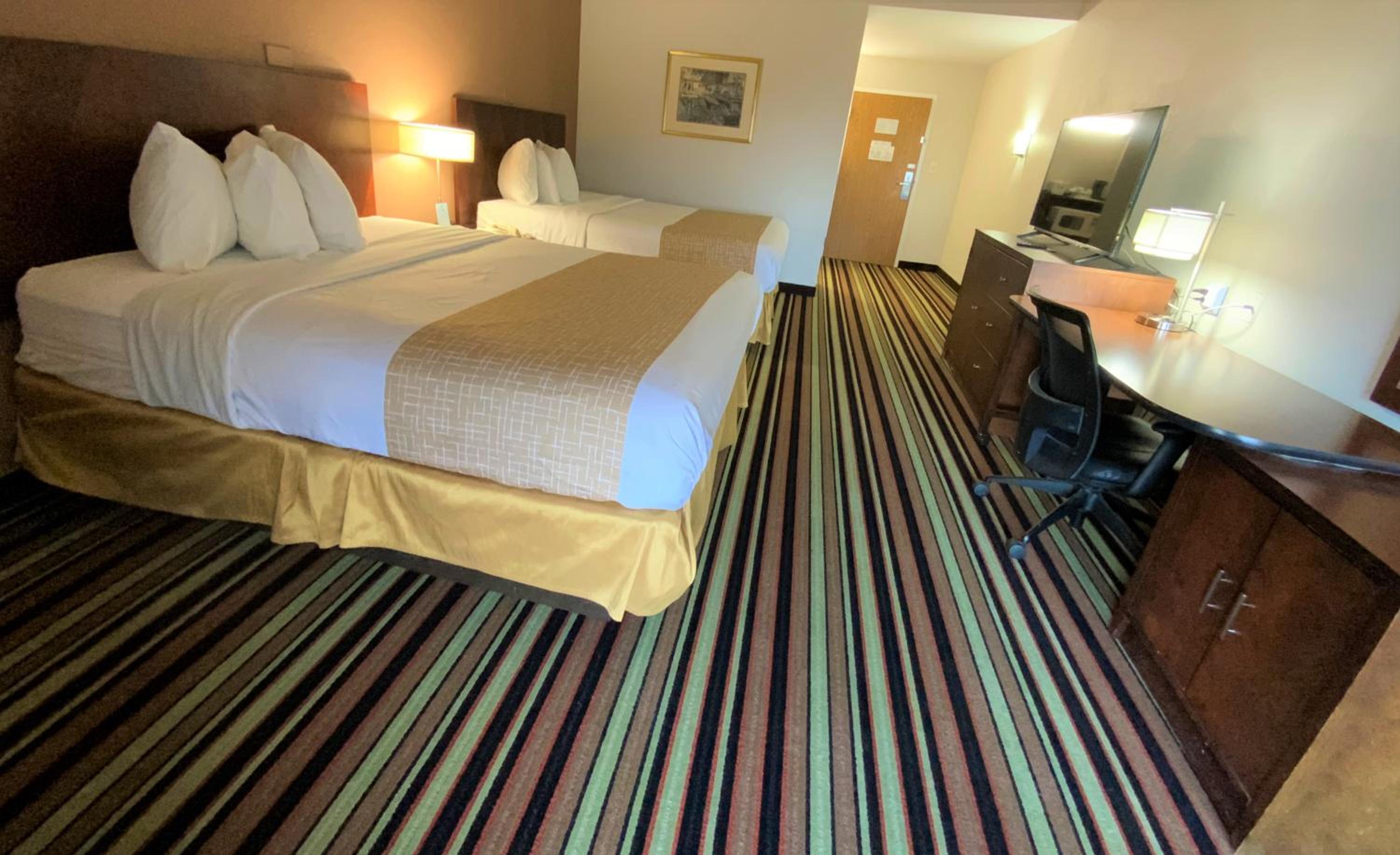 Queen Room with Two Queen Beds - Non-Smoking - Photo 2