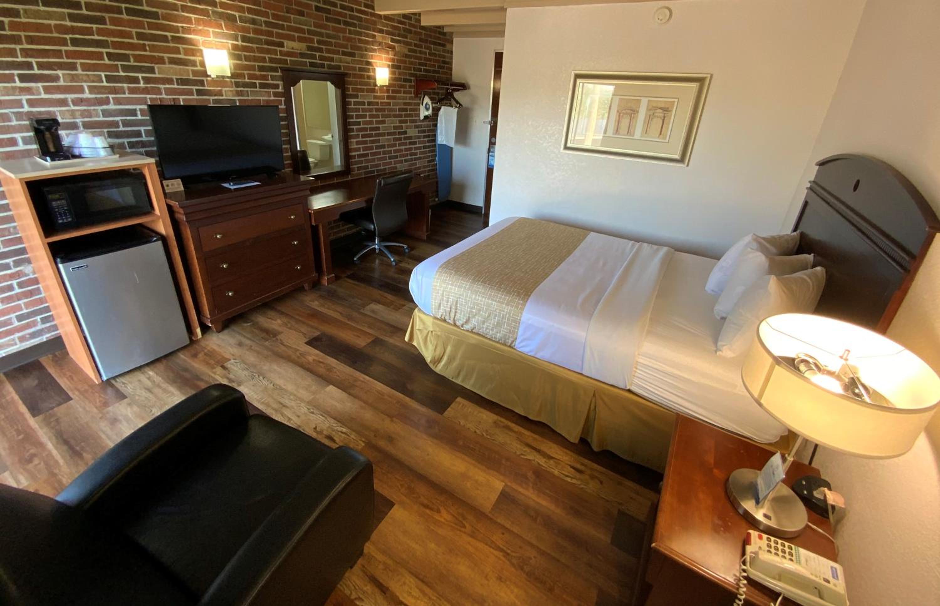 Queen Room - Non-Smoking - Photo 1