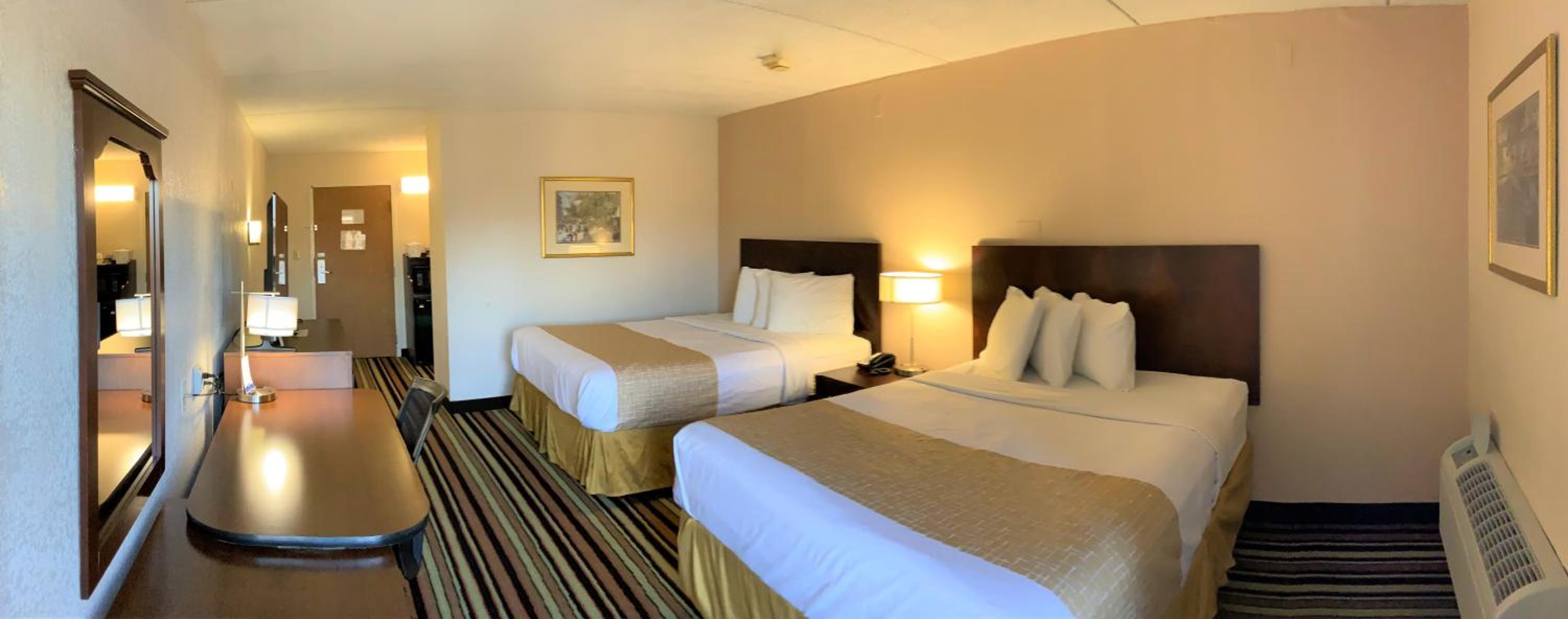 Queen Room with Two Queen Beds - Non-Smoking - Photo 1