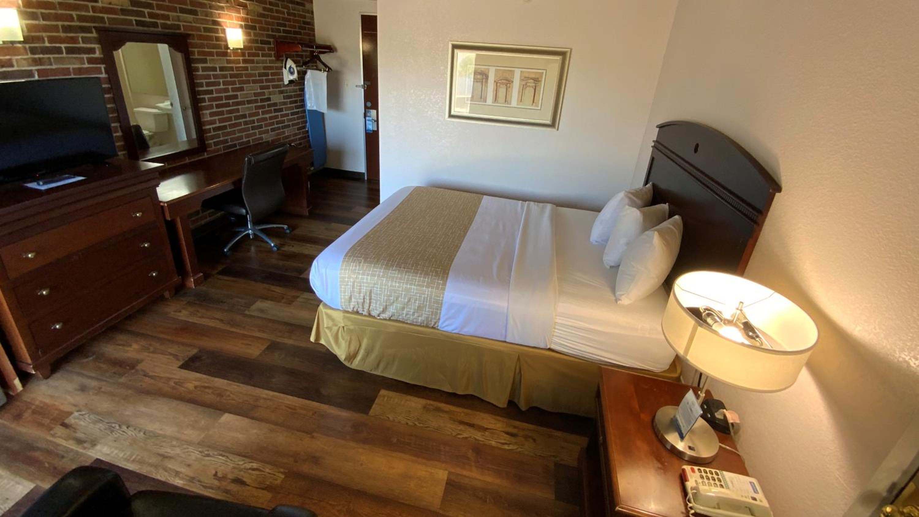 Queen Room - Non-Smoking - Photo 3