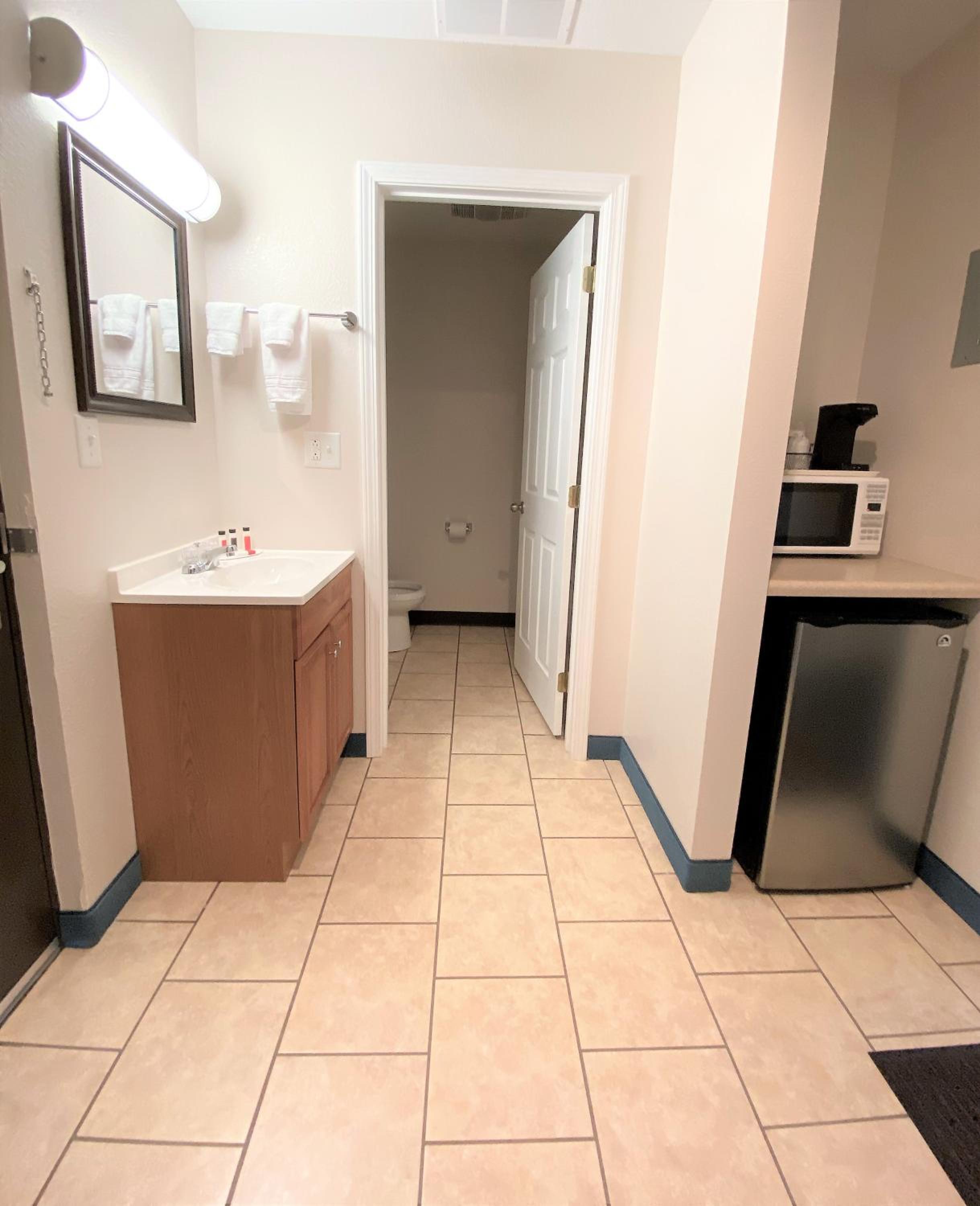 Suite with Two Queen Beds - Non-Smoking - Photo 6