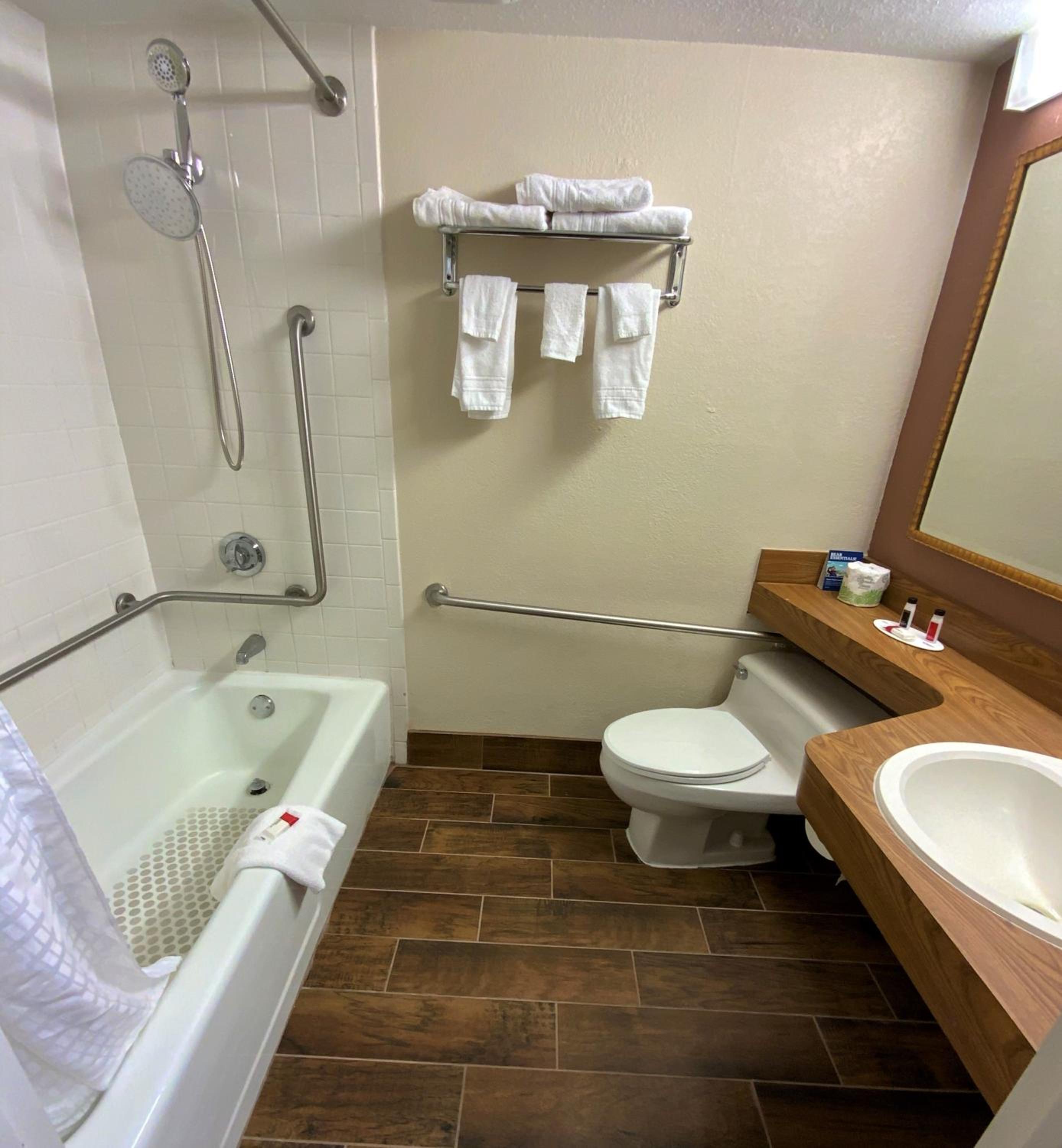 Deluxe Queen Room with Two Queen Beds - Disability Access/Non-Smoking - Photo 3
