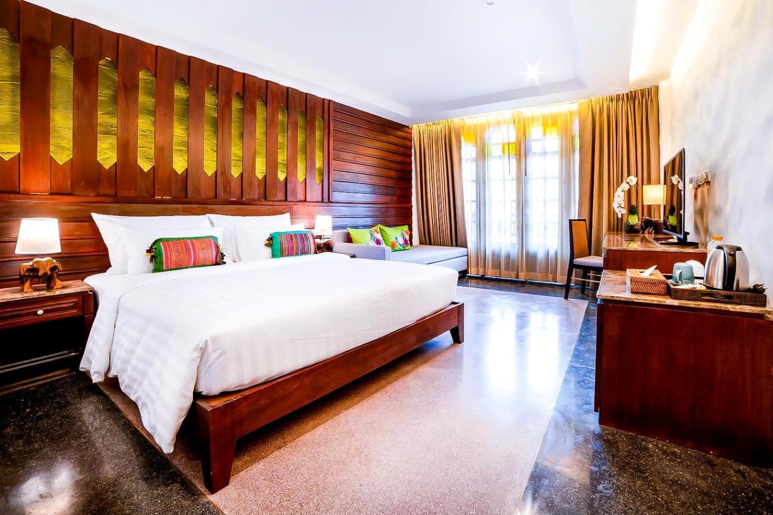 Grand Deluxe Double Bedroom - Photo 12