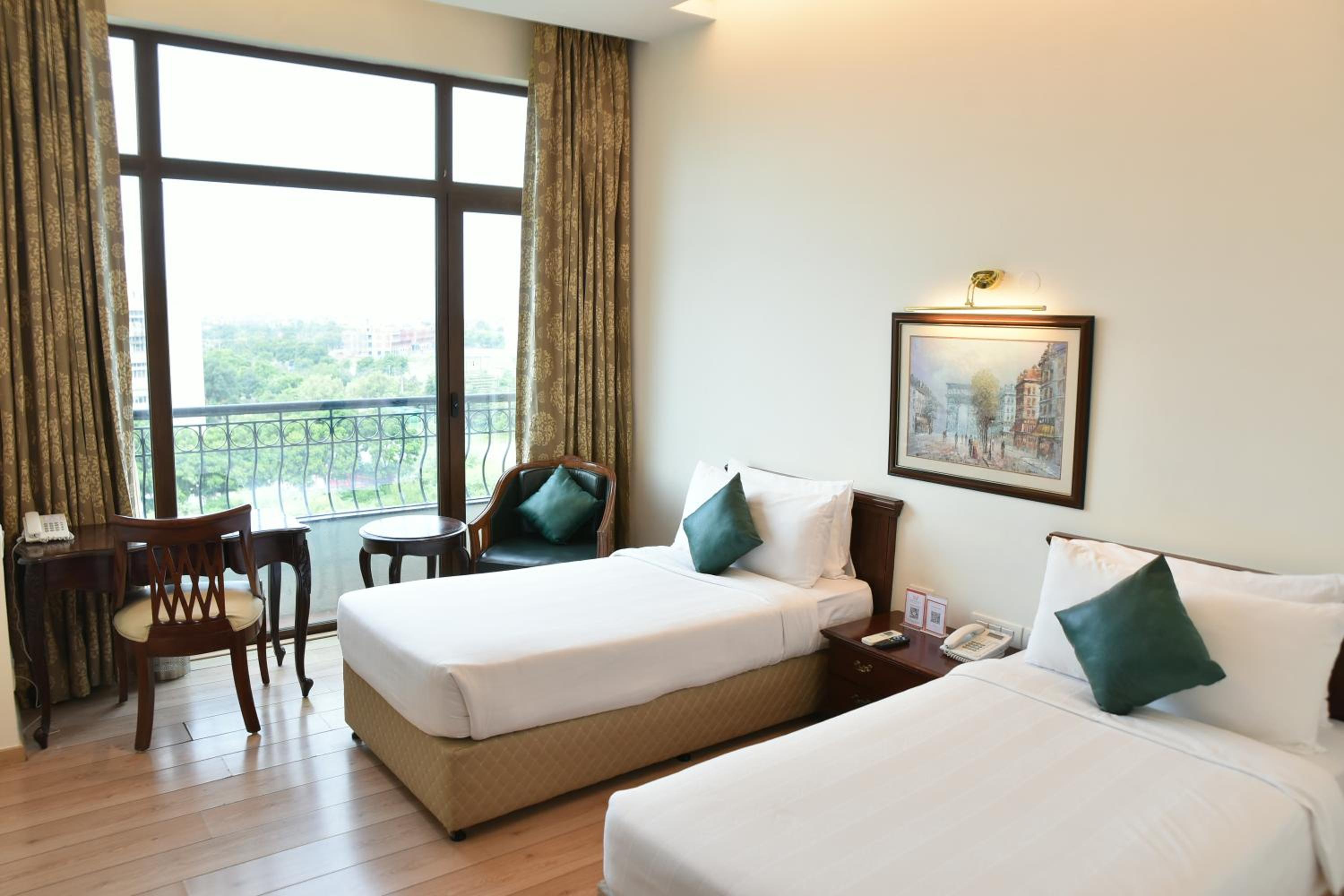 Deluxe Twin Room With  City View - Photo 4