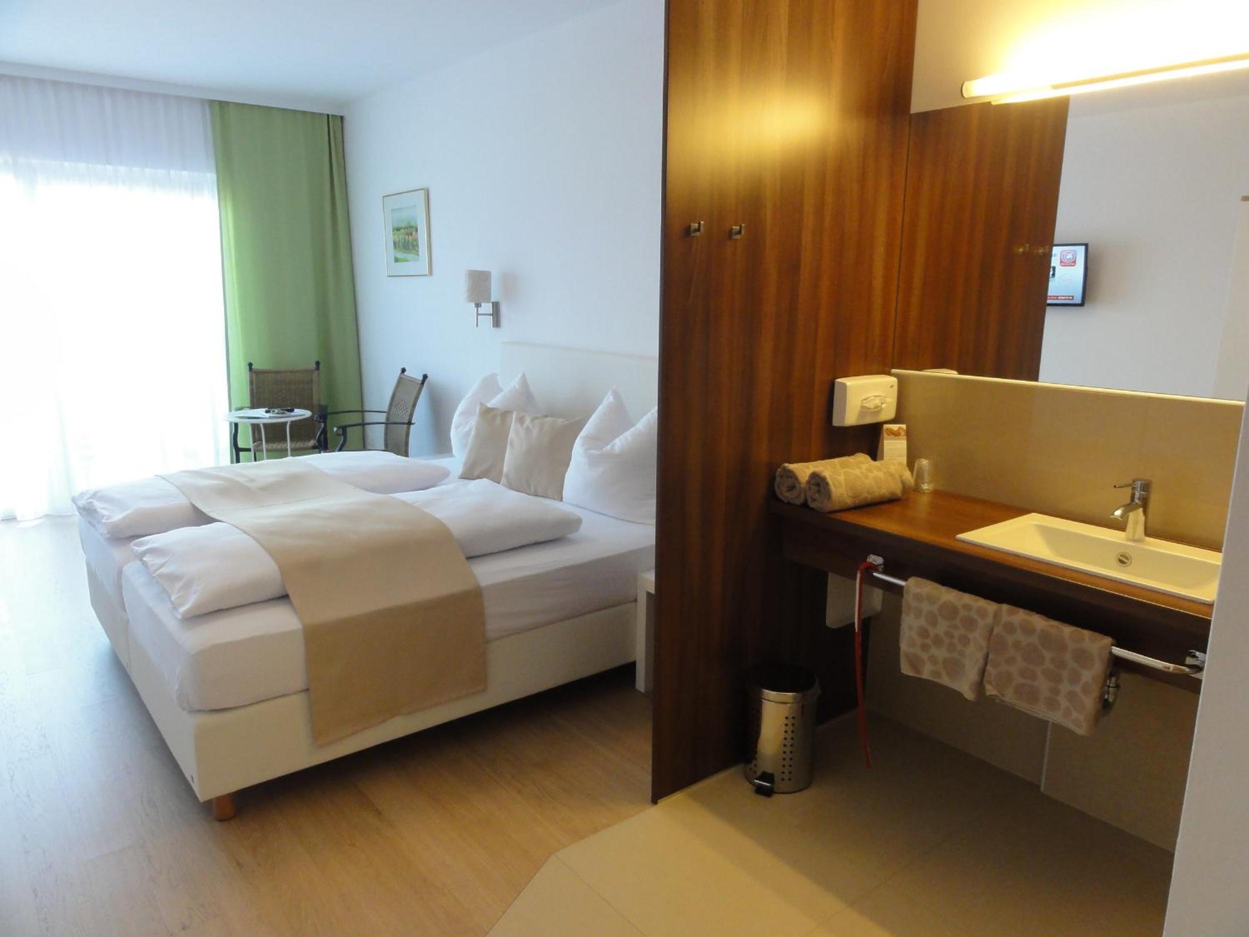 Double Room with Balcony - Photo 15