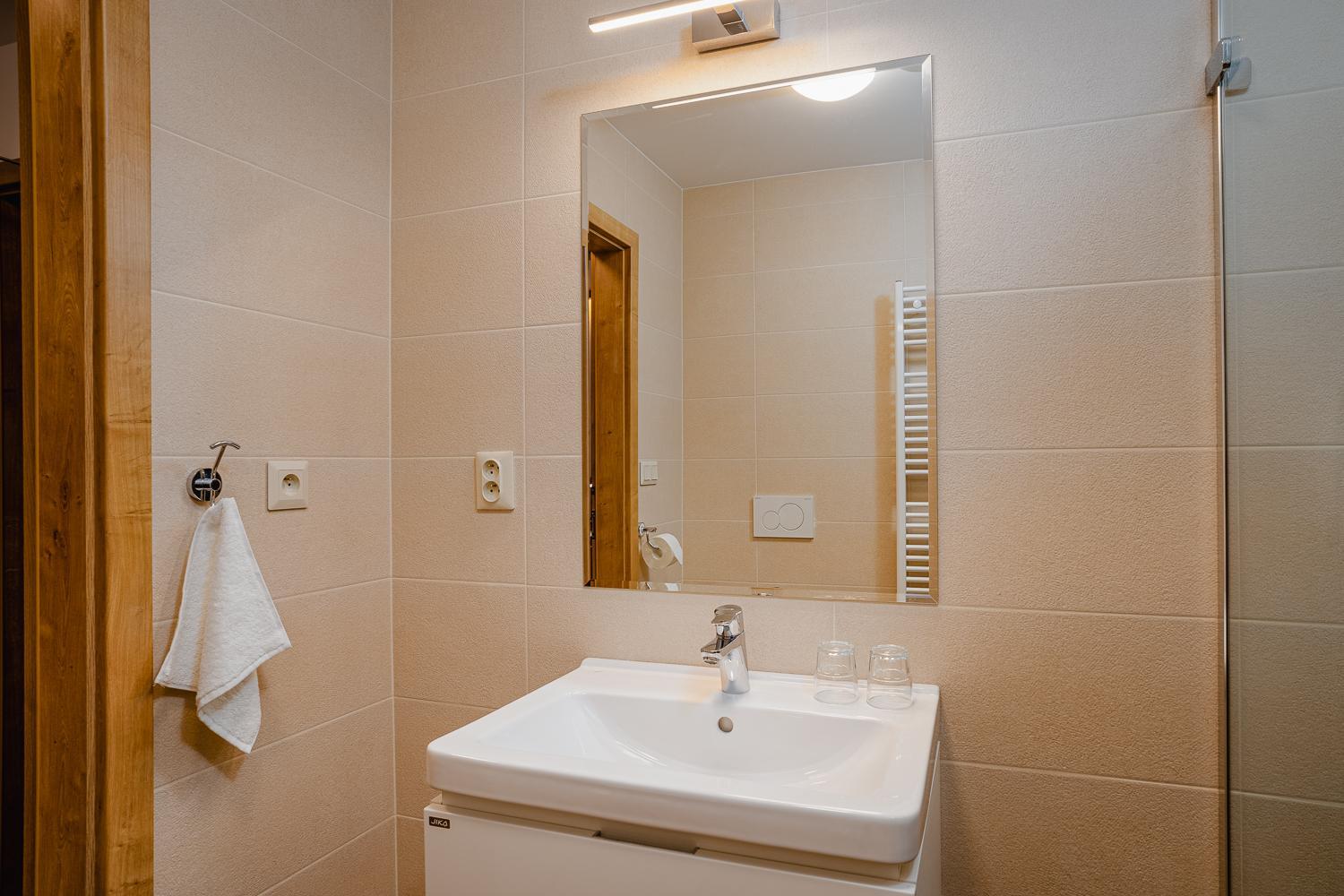 Standard King Room - Photo 9
