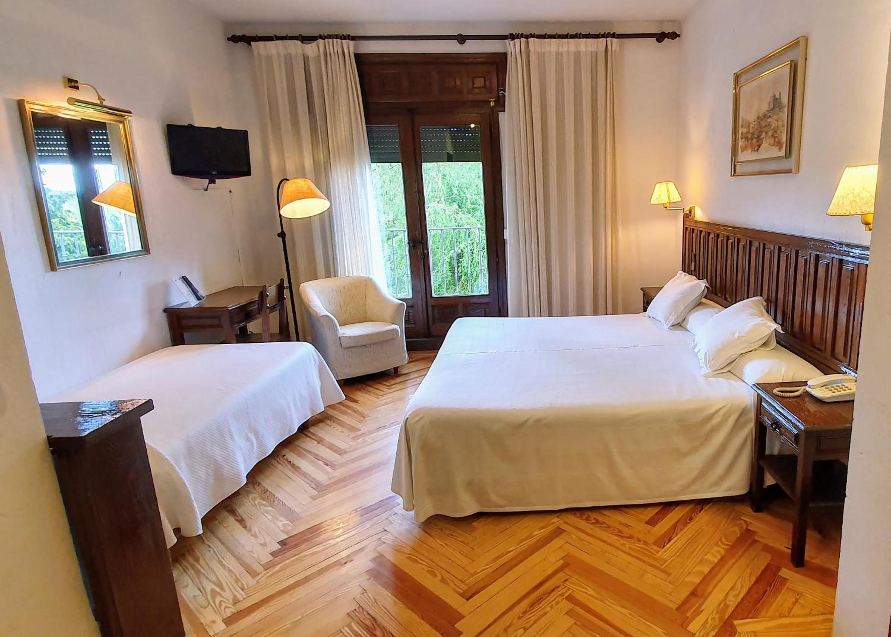 Habitación triple (2 adultos + 2 niños)