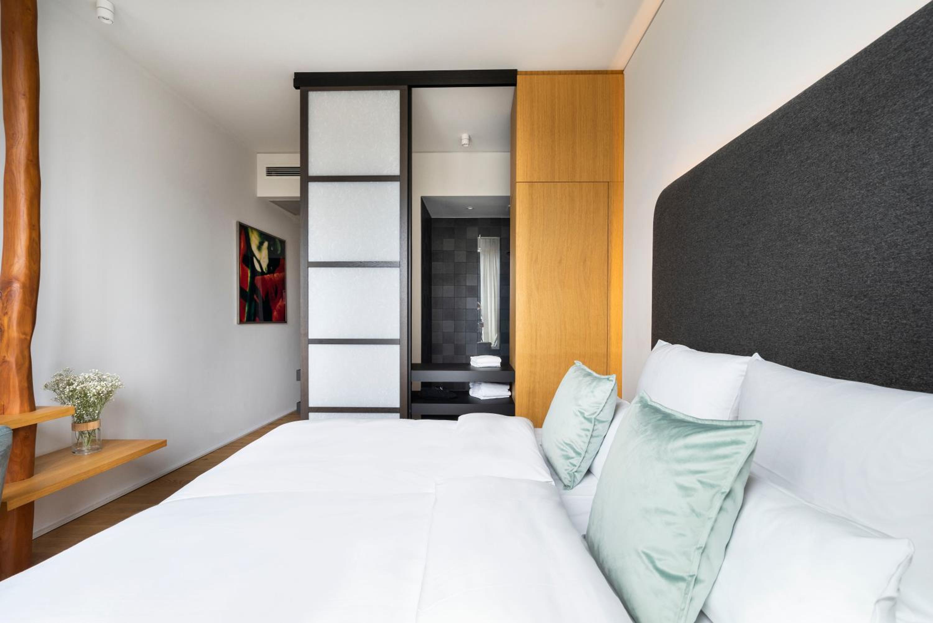 Medium Room with Balcony photo 1
