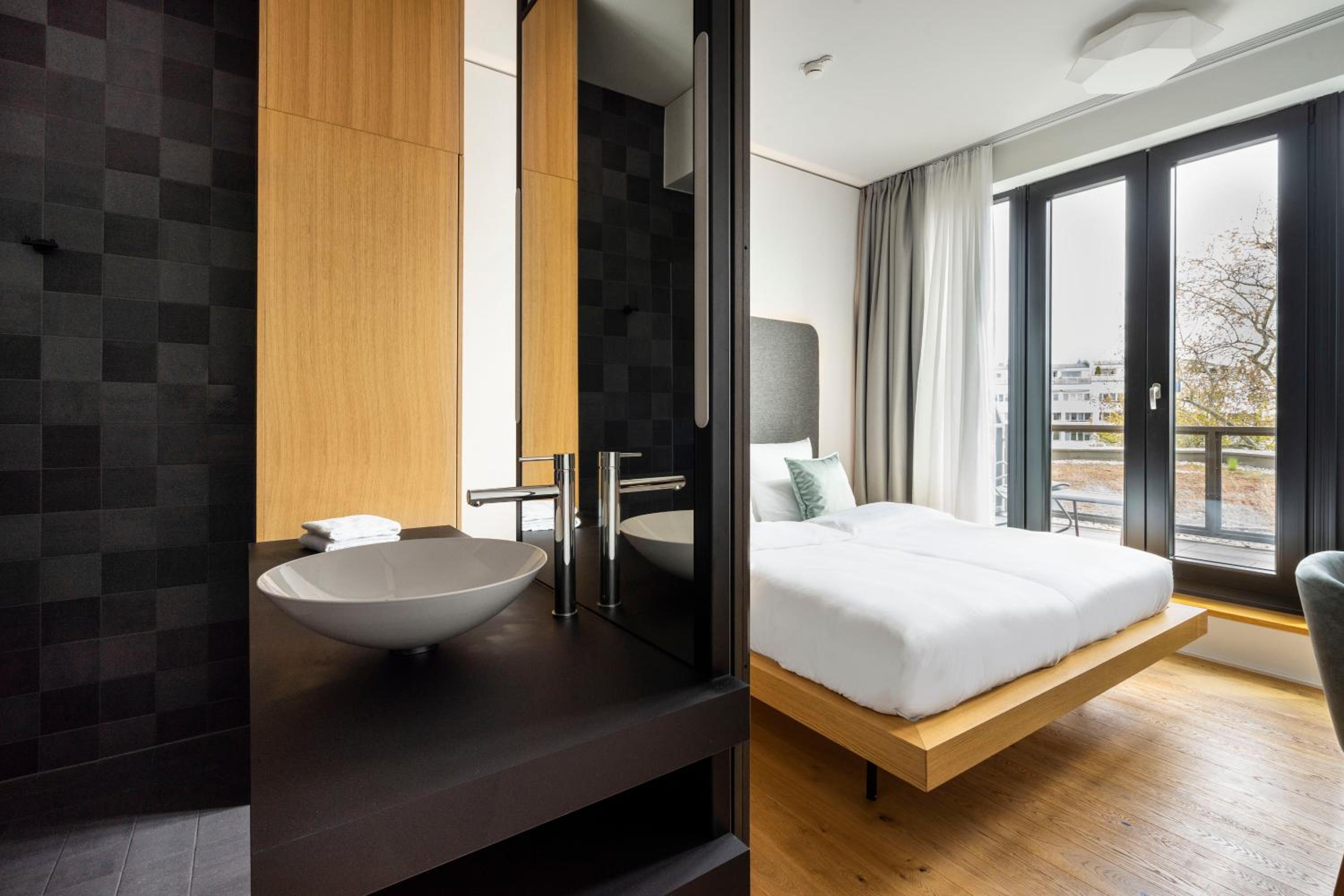 Medium Room with Balcony photo 3