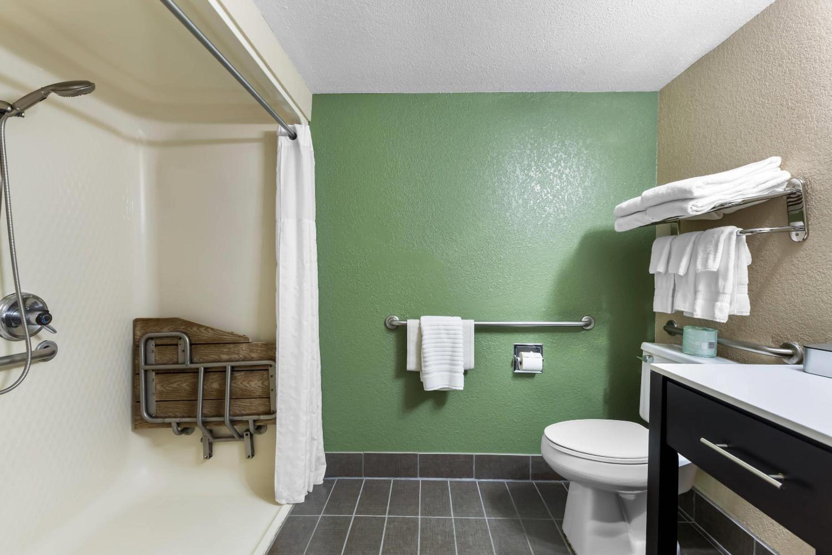 Queen Room - Mobility Accessible/Non-Smoking