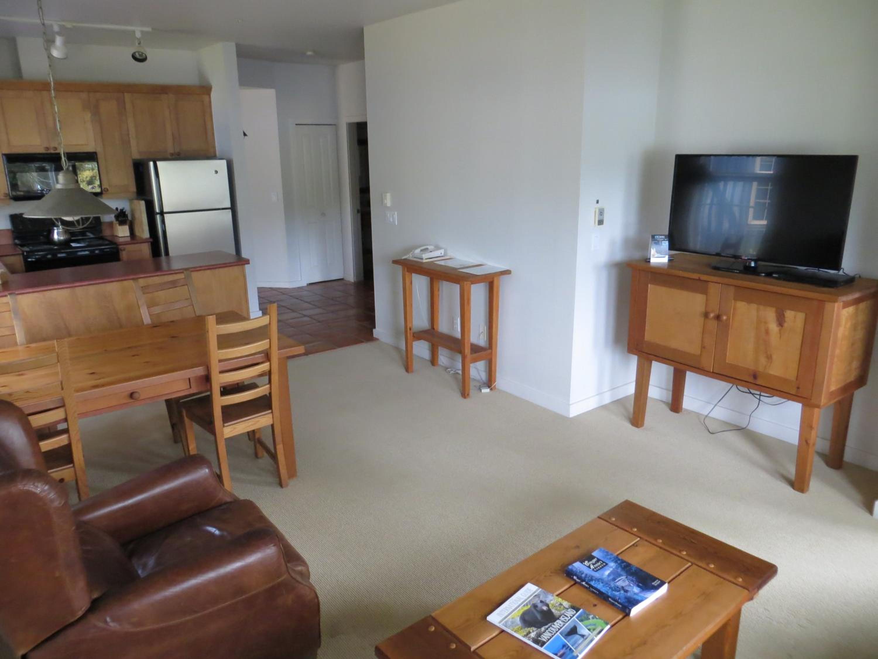 Queen Suite with Spa Bath photo 3