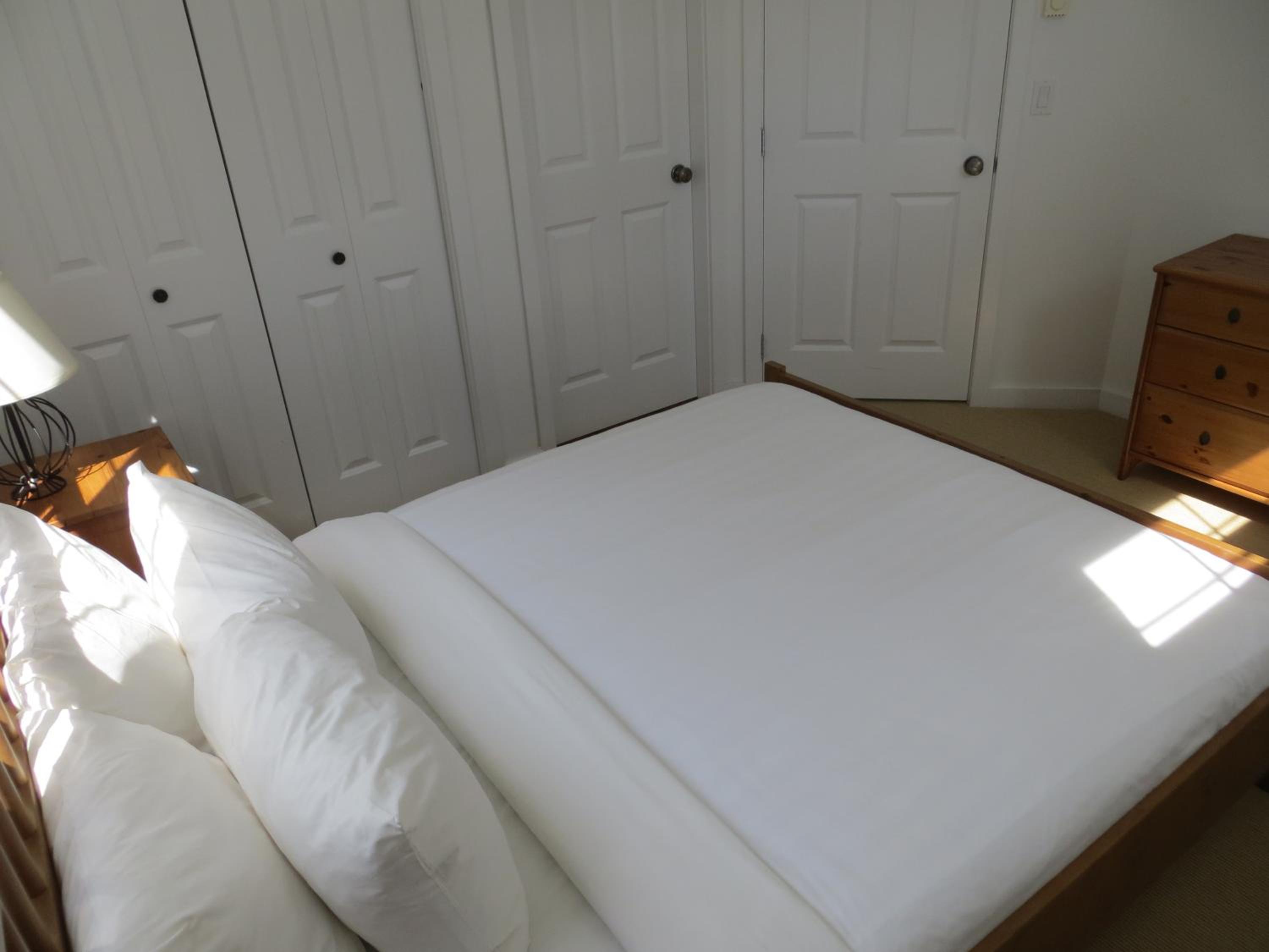 Deluxe One Bedroom Queen Suite with Outdoor Tub + Full Kitchen & Harbor View