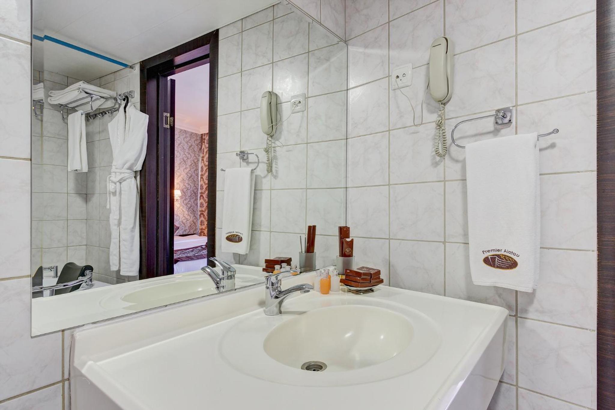 Superior Double or Twin Room with City View photo 3
