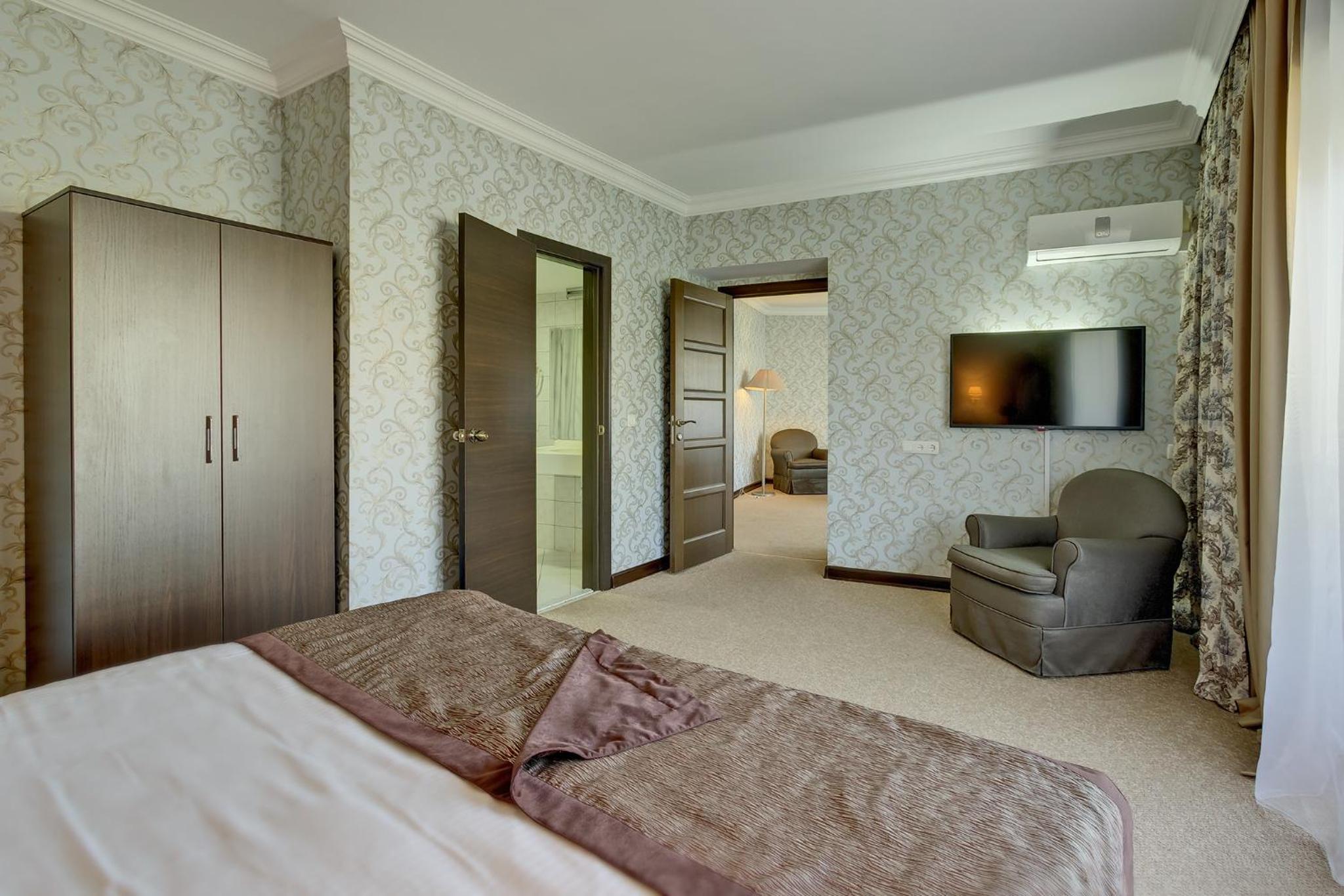 Superior Double or Twin Room with City View photo 2