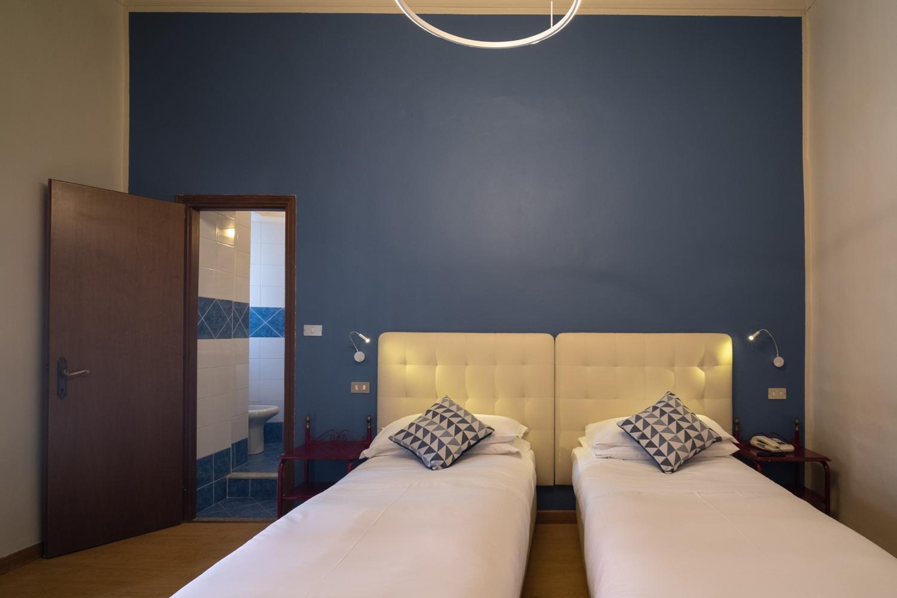 Twin Room - Photo 3