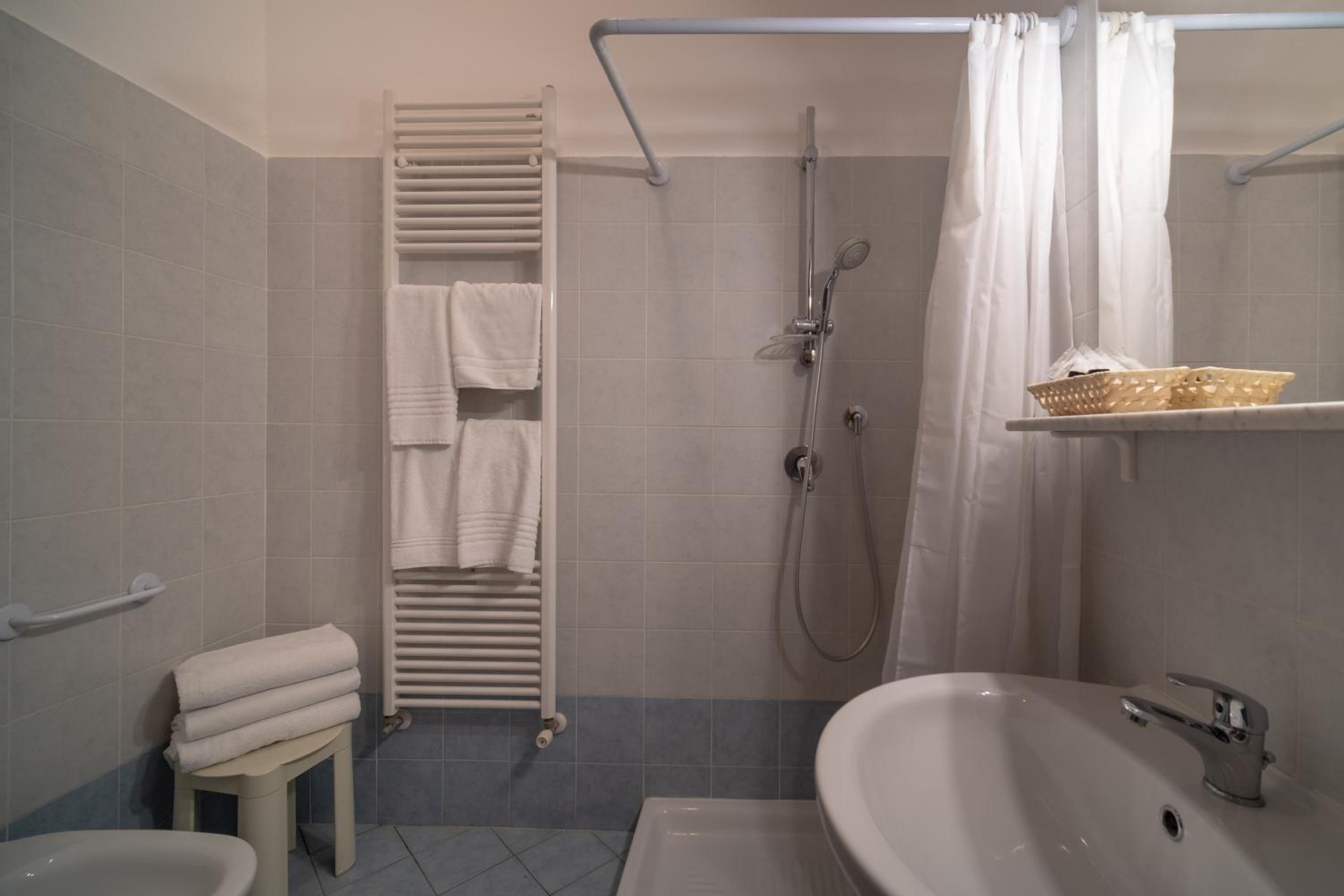 Standard Triple Room - Photo 9