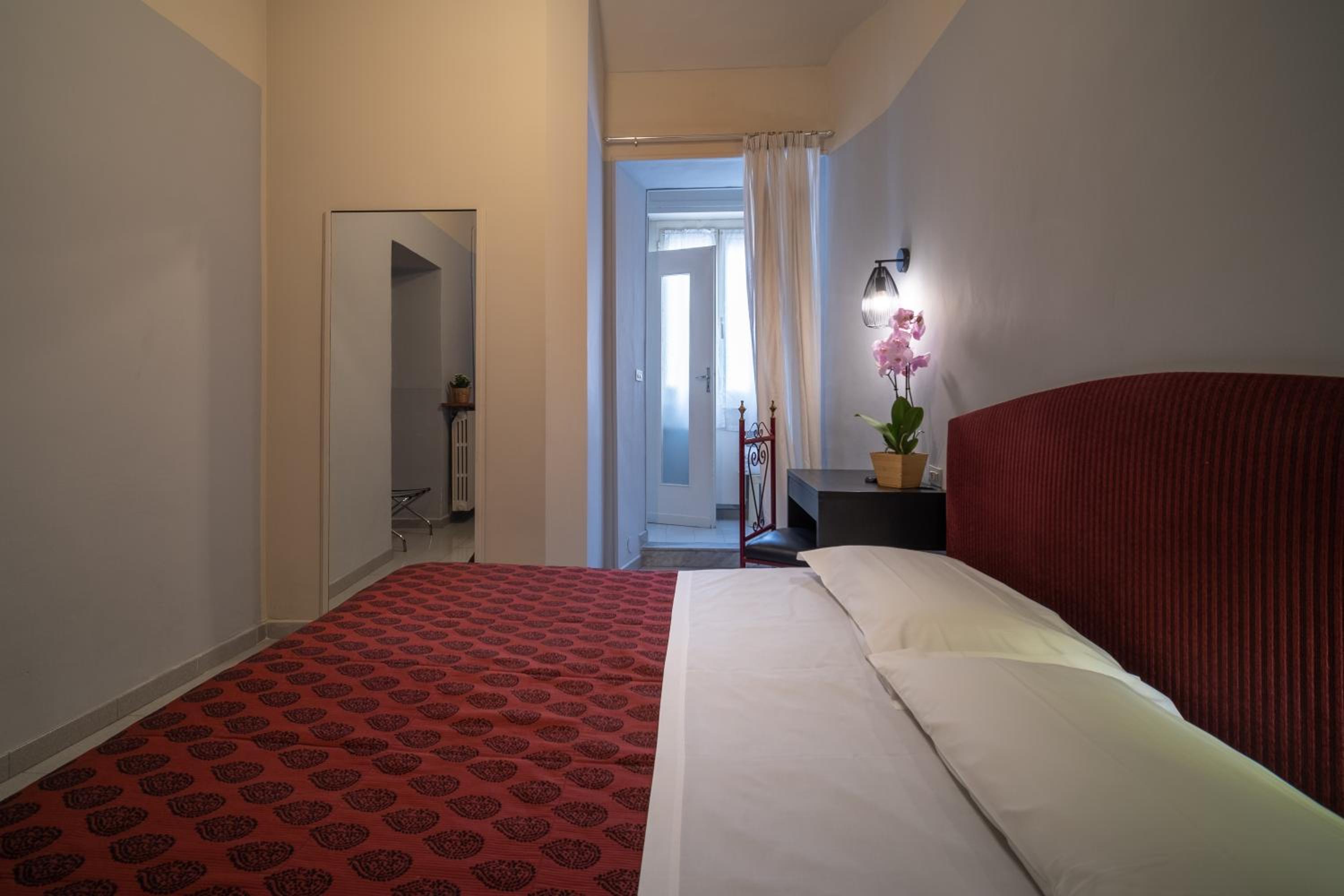 Standard Double Room - Photo 17