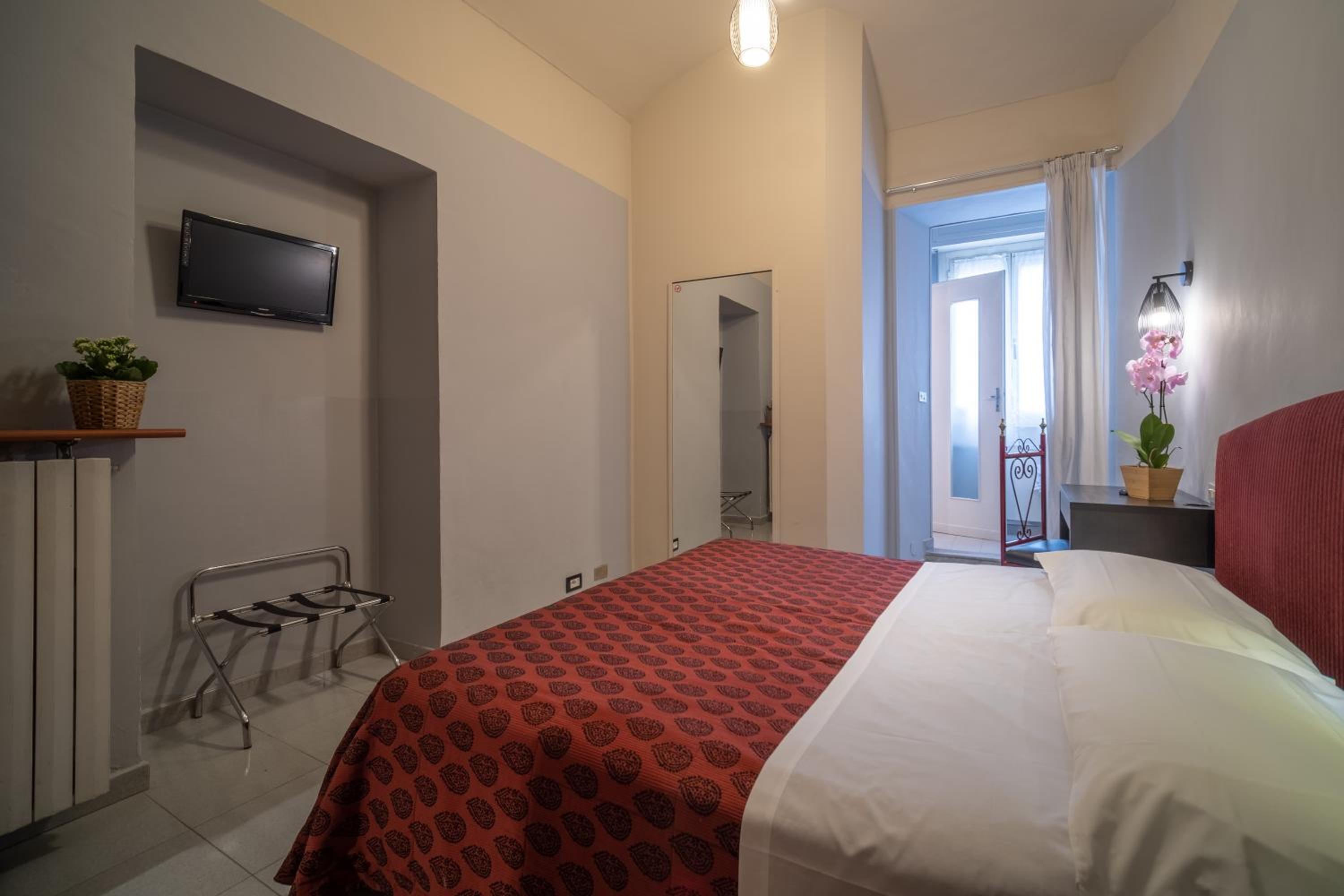 Twin Room - Photo 11