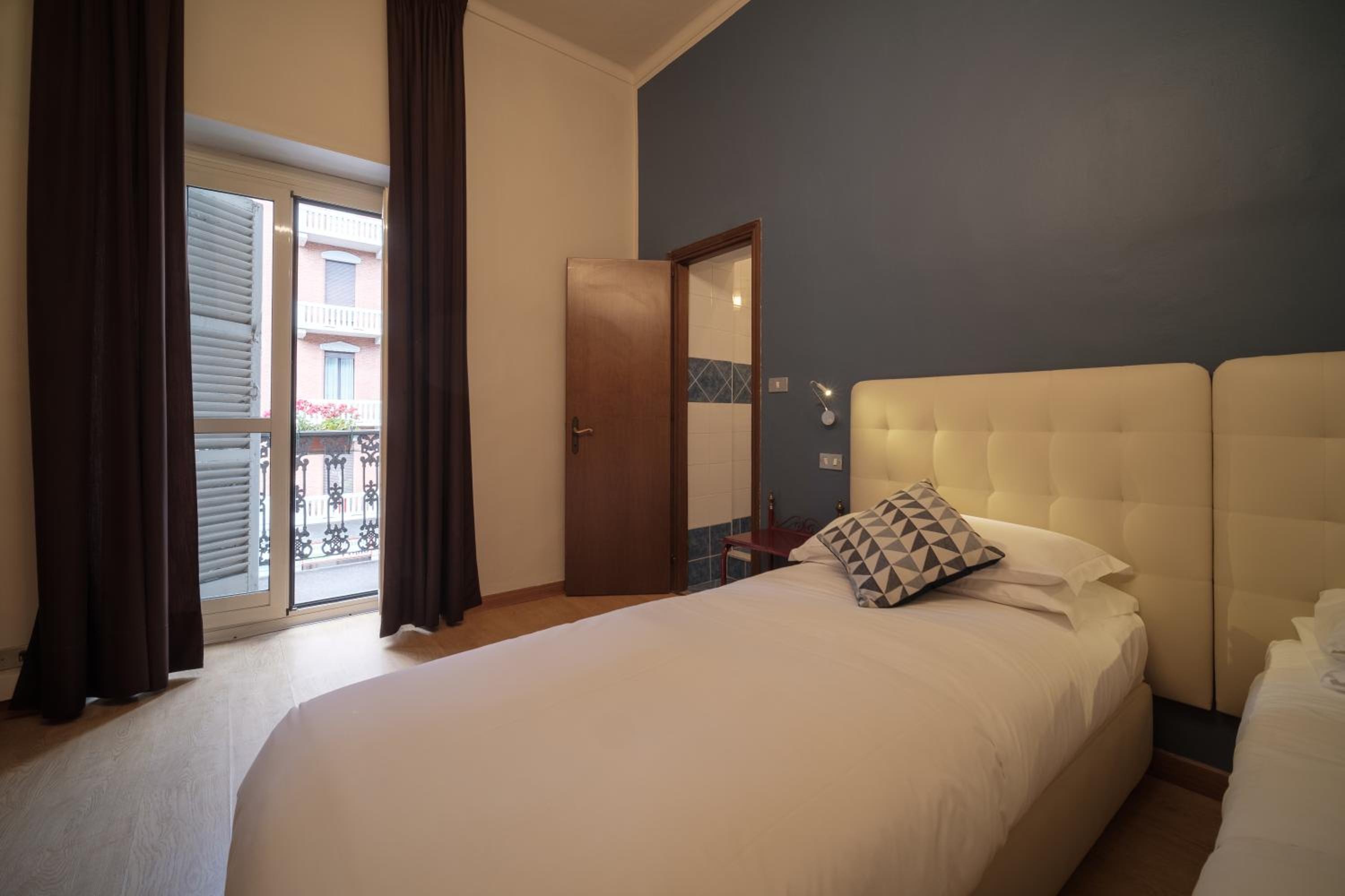 Twin Room - Photo 10
