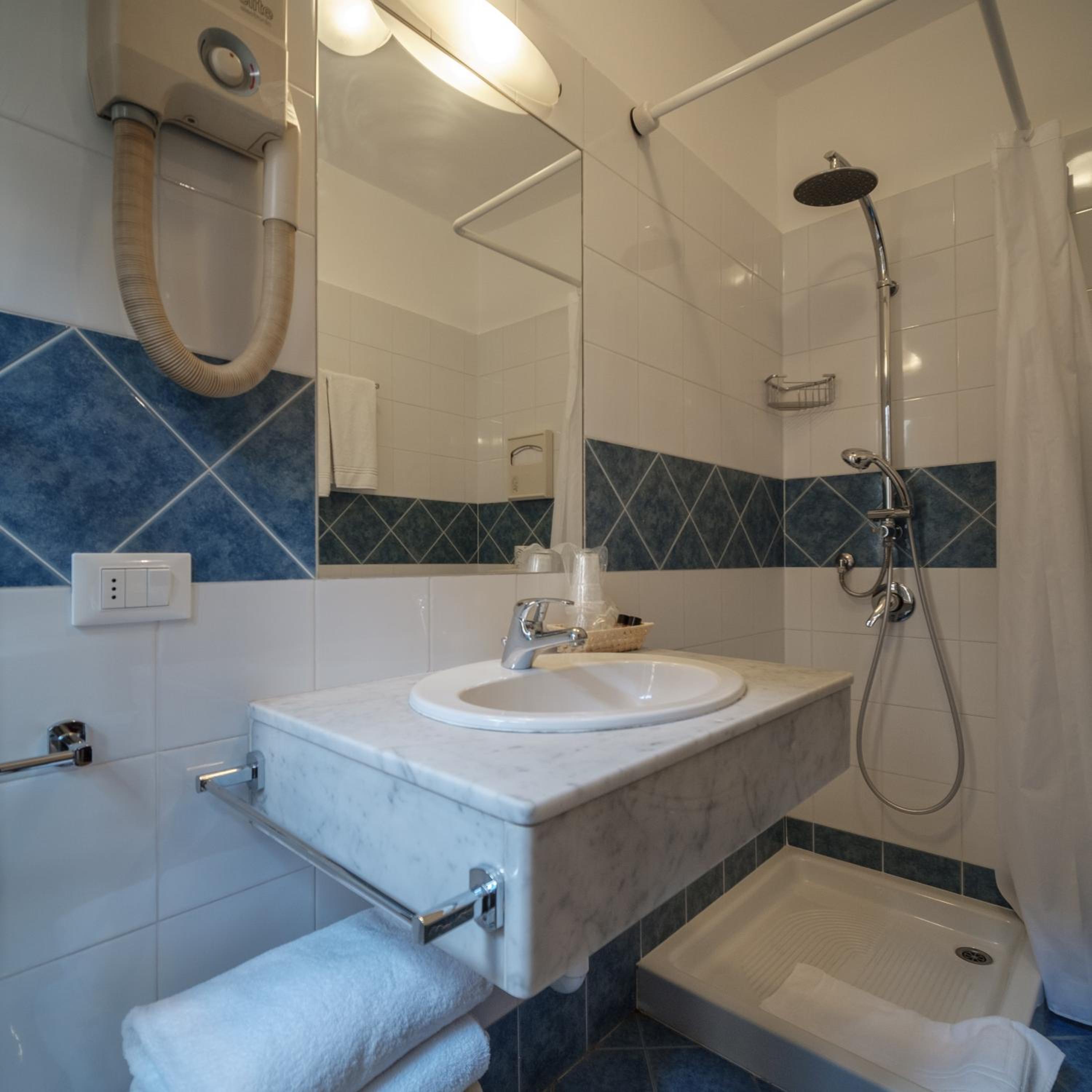 Standard Triple Room - Photo 11