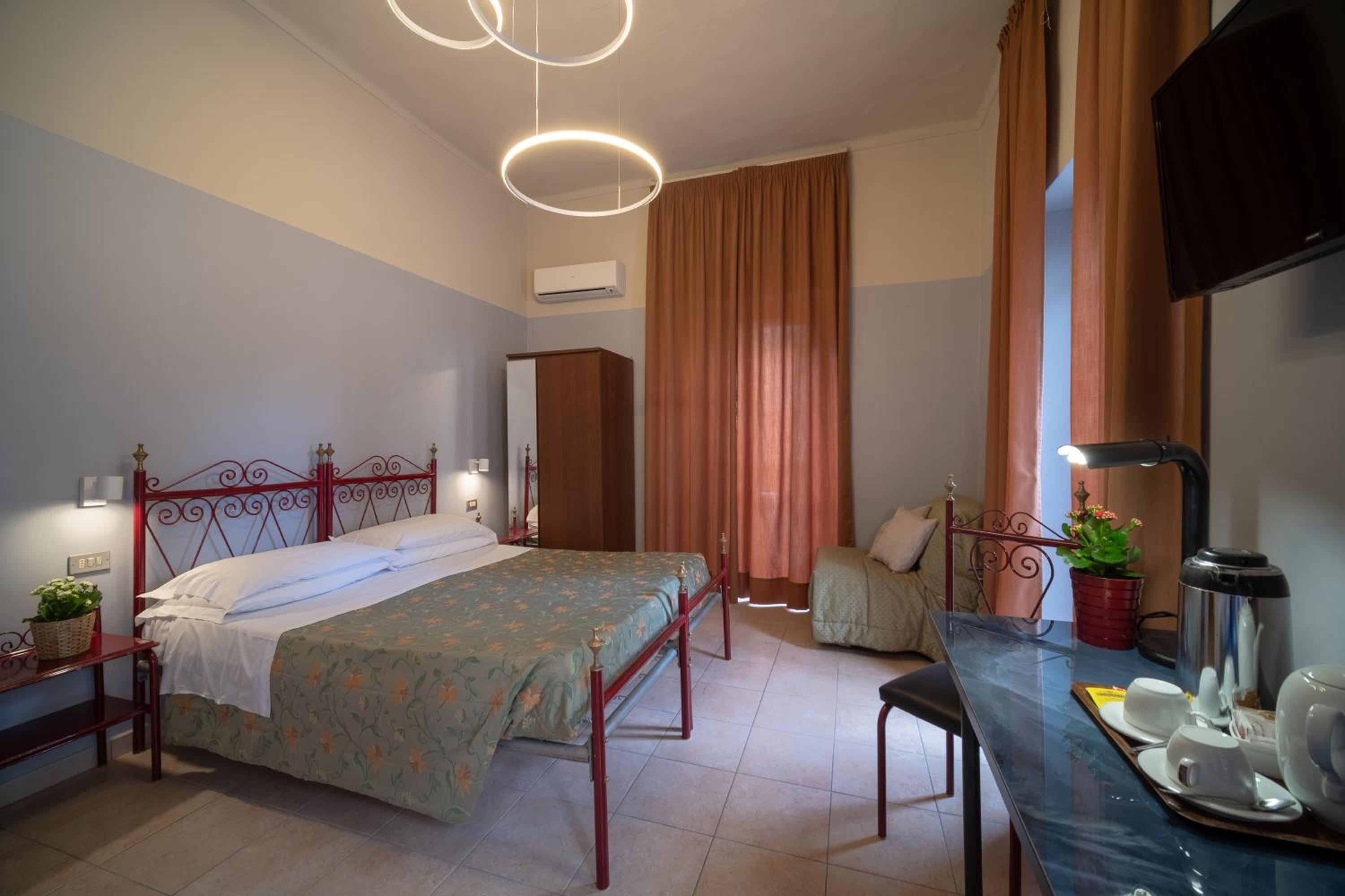 Standard Double Room - Photo 15