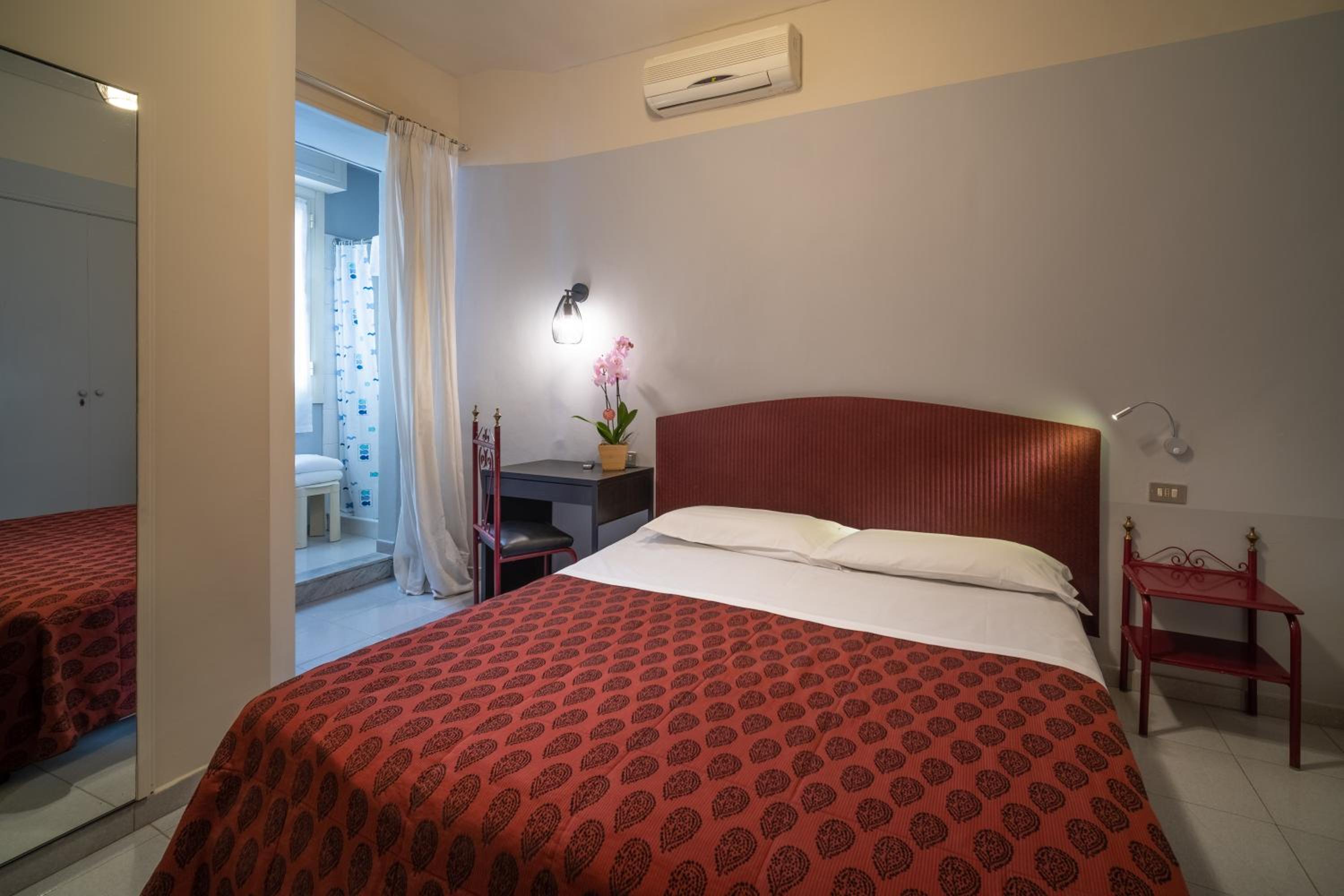 Standard Double Room - Photo 8