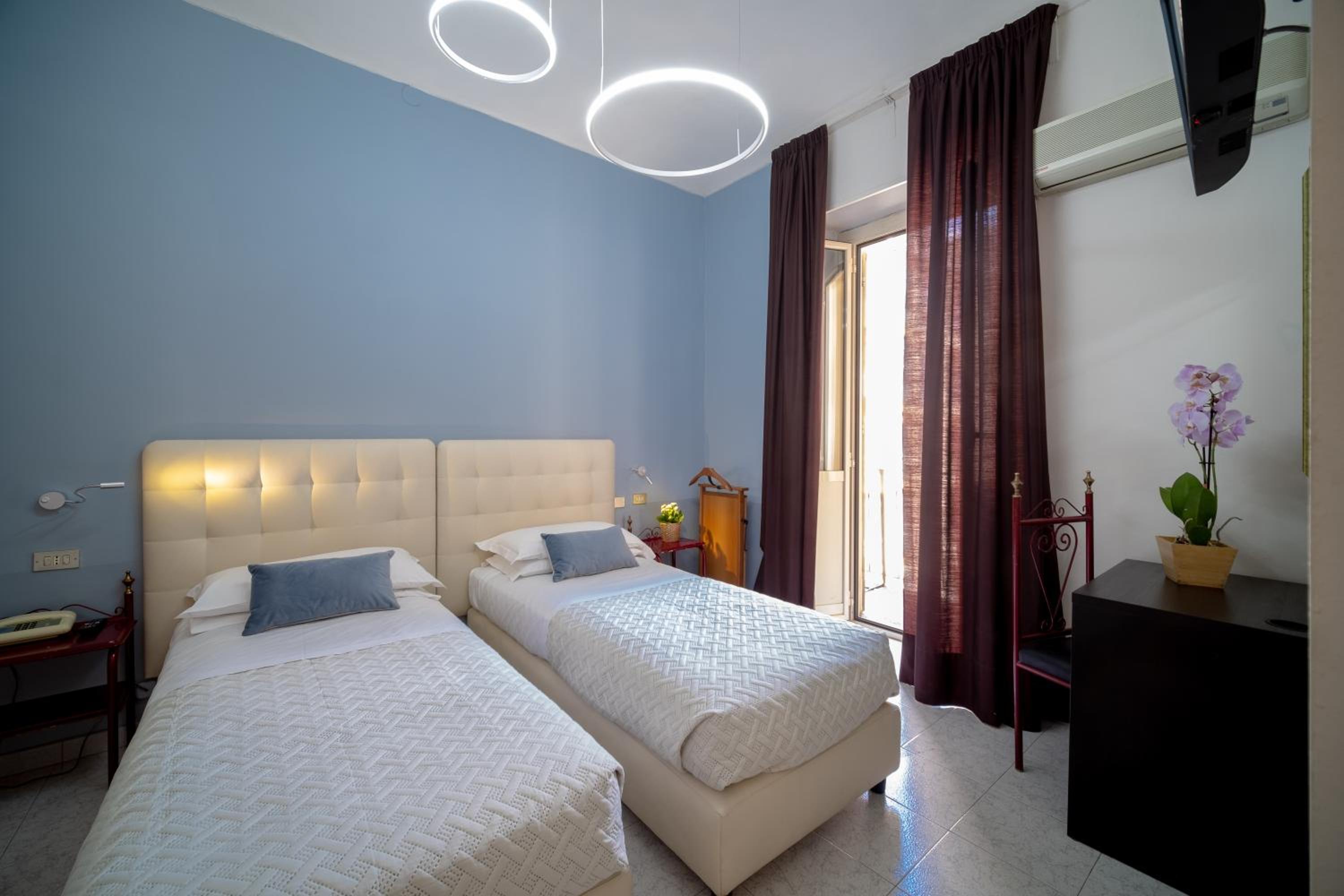 Twin Room - Photo 2