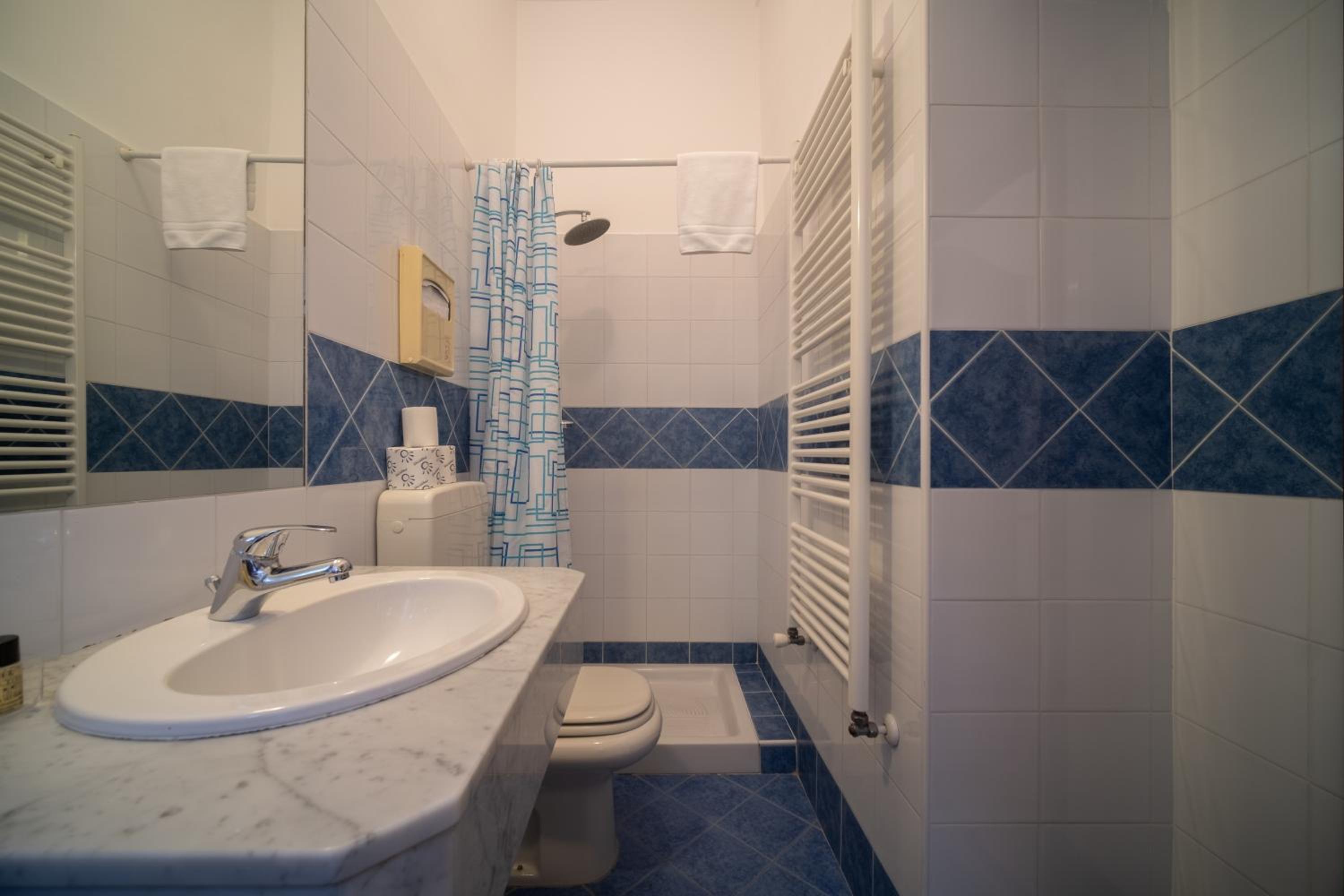 Standard Triple Room - Photo 13