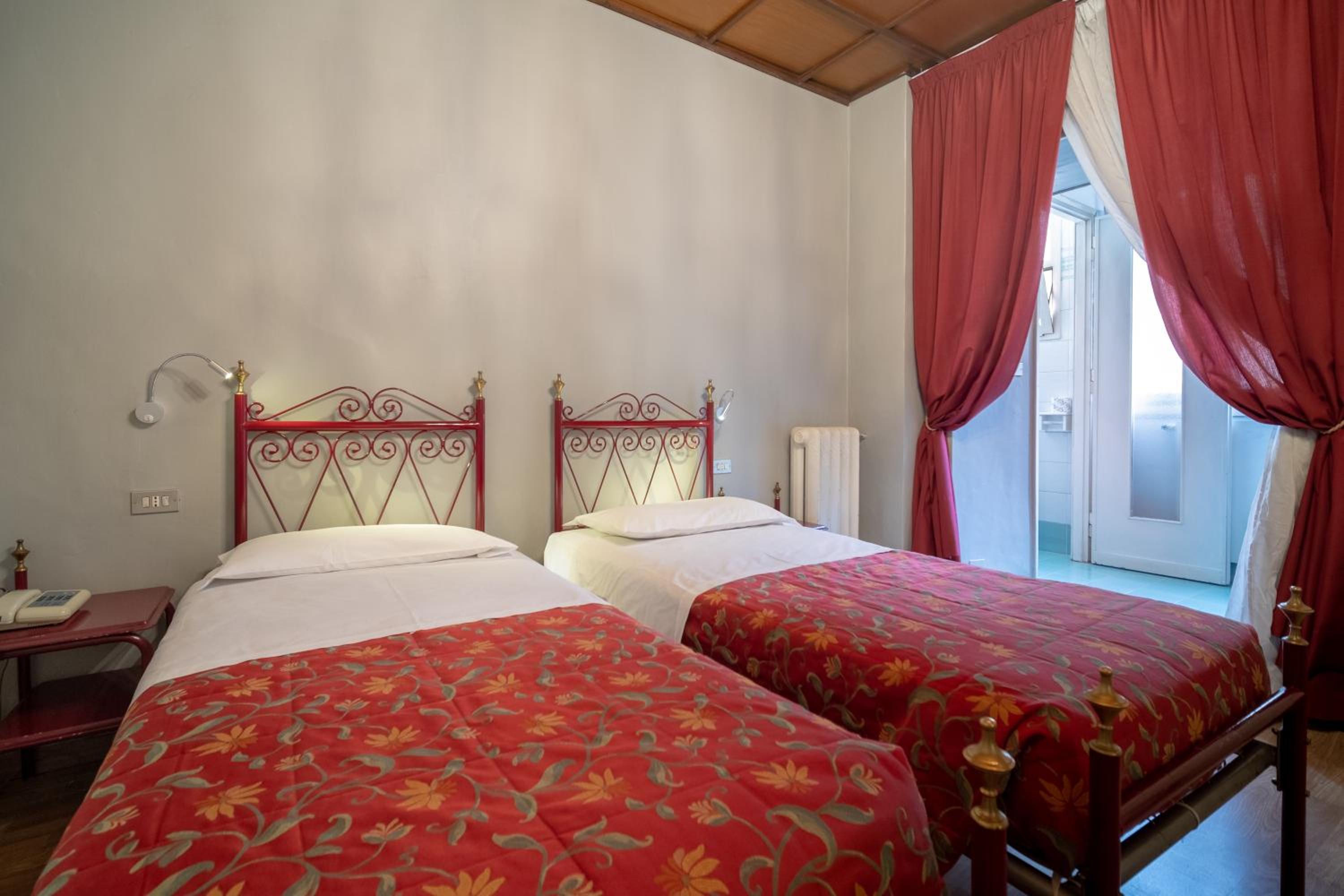 Twin Room - Photo 21