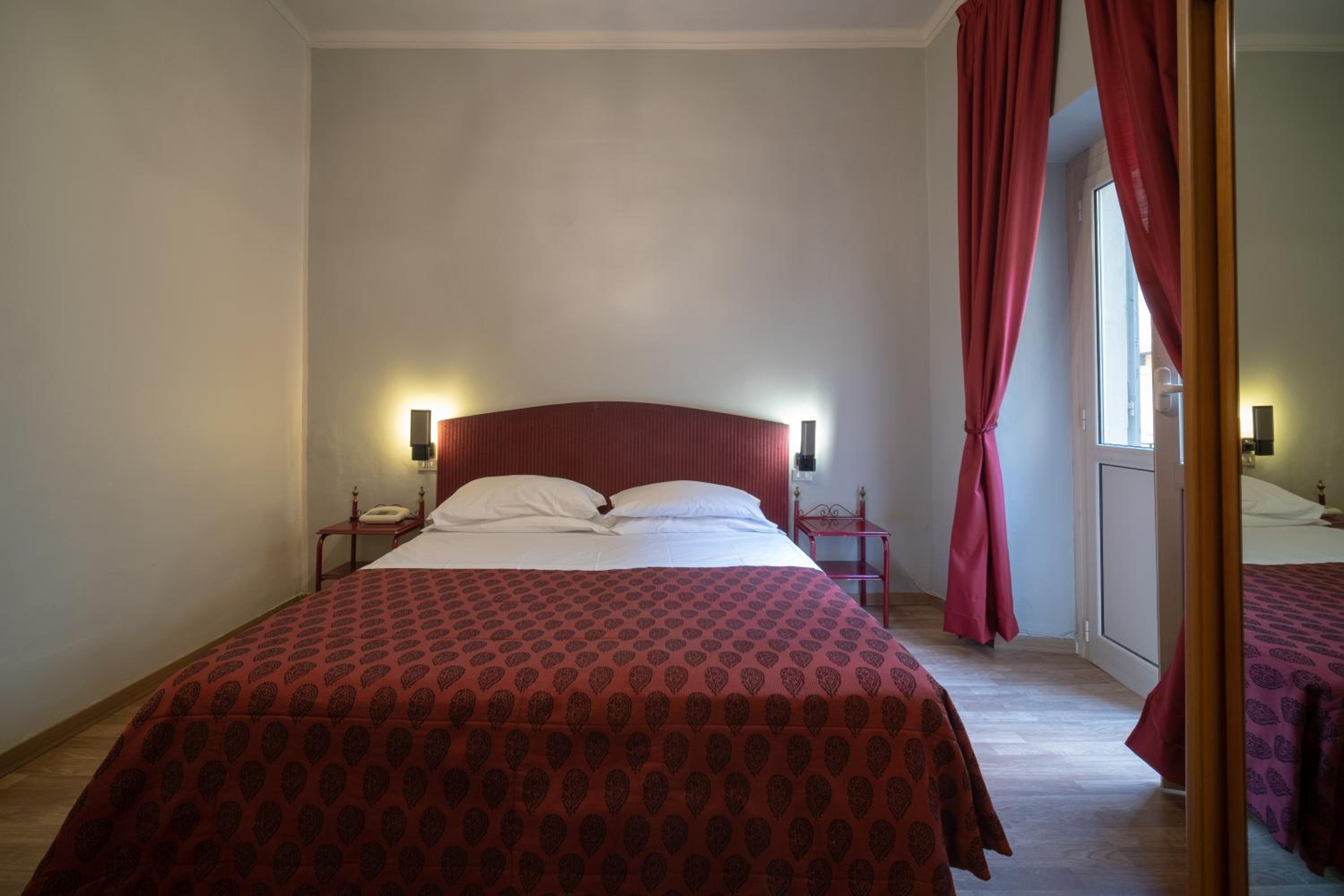 Standard Double Room - Photo 16