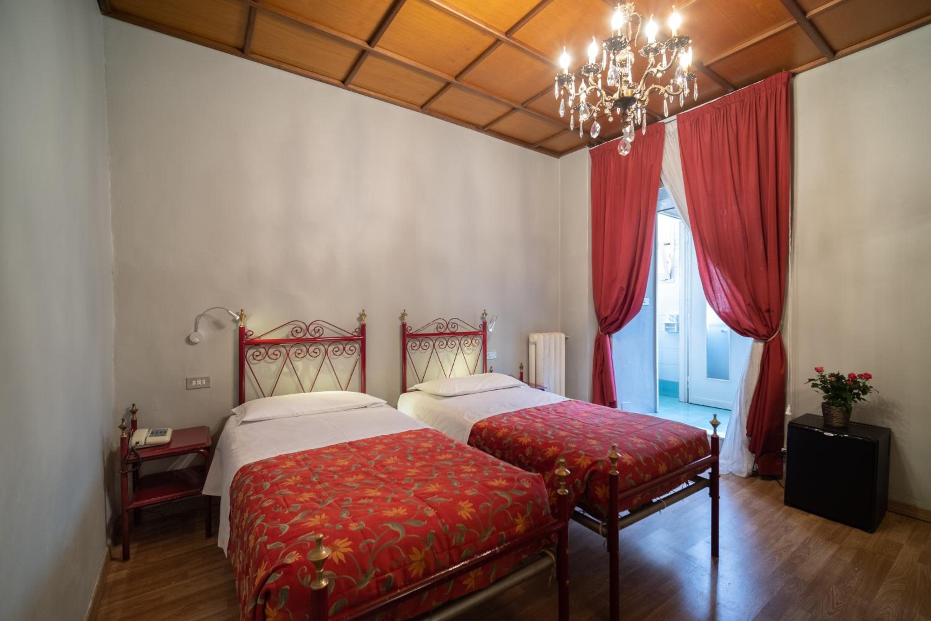 Twin Room - Photo 18