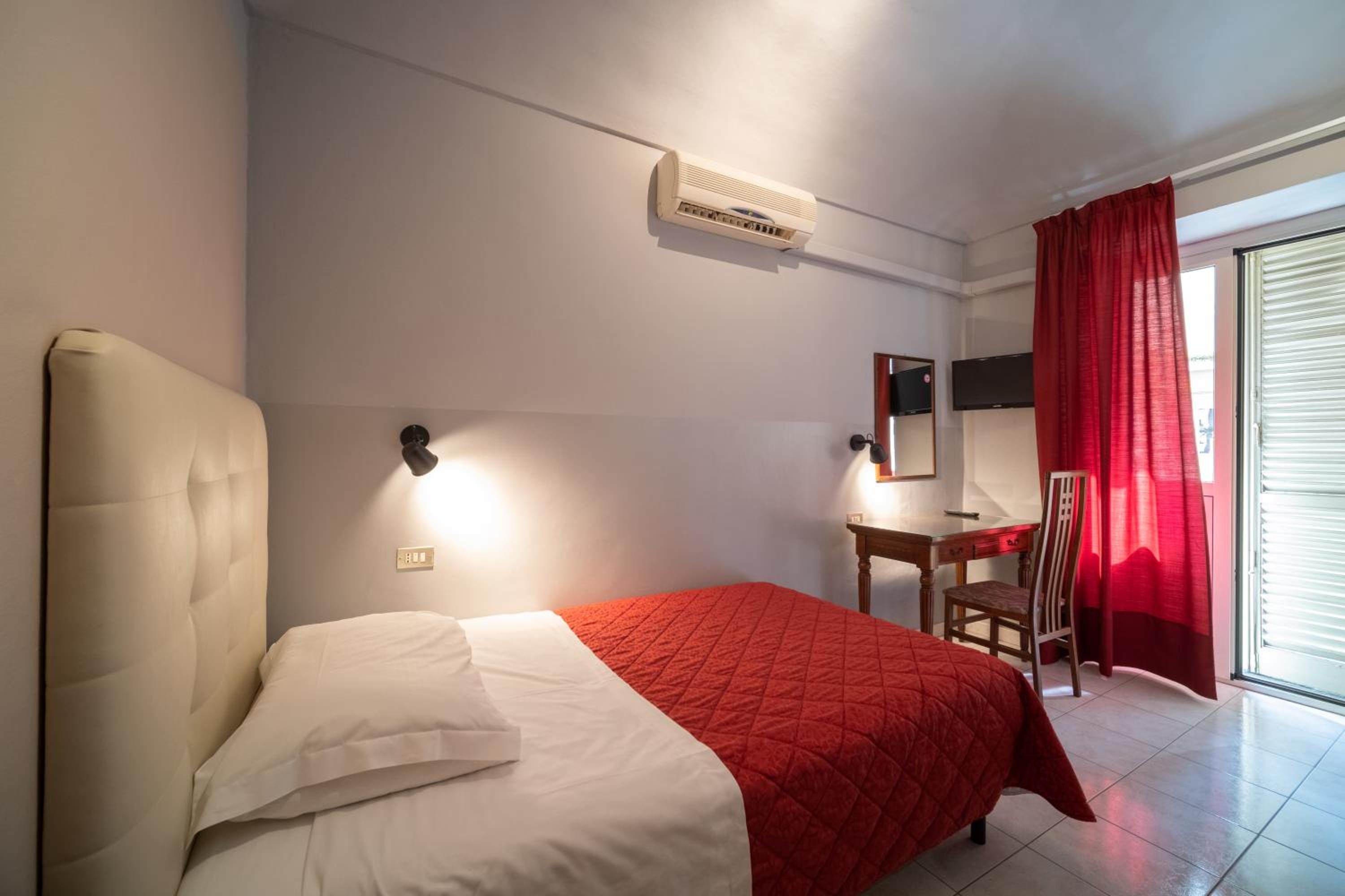 Standard Double Room - Photo 9