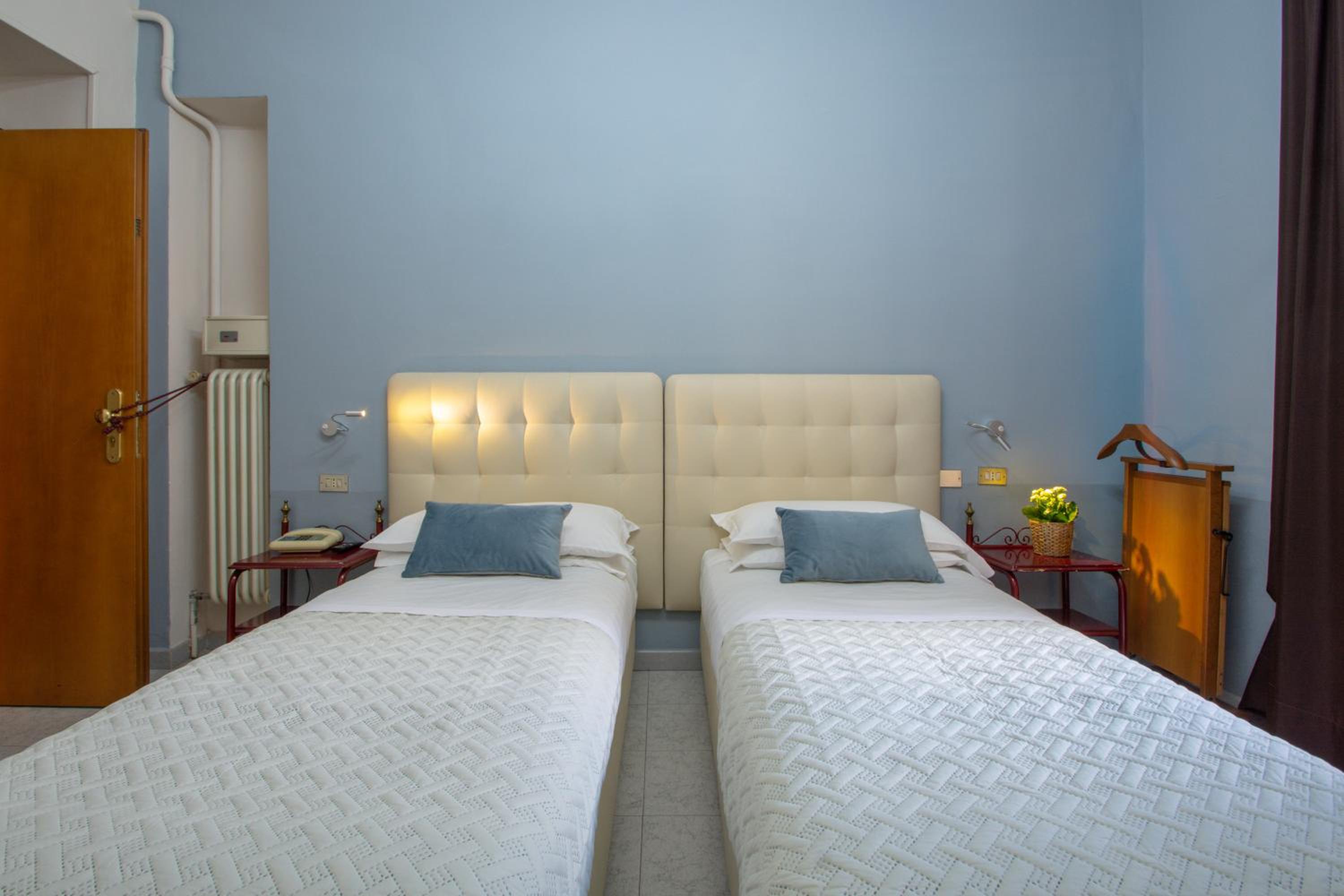 Twin Room - Photo 16
