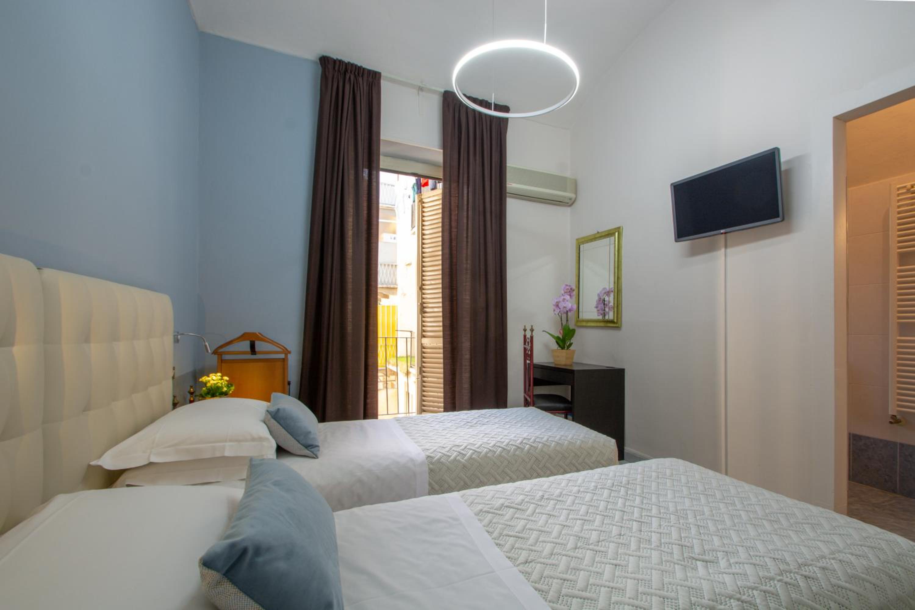 Standard Triple Room - Photo 2