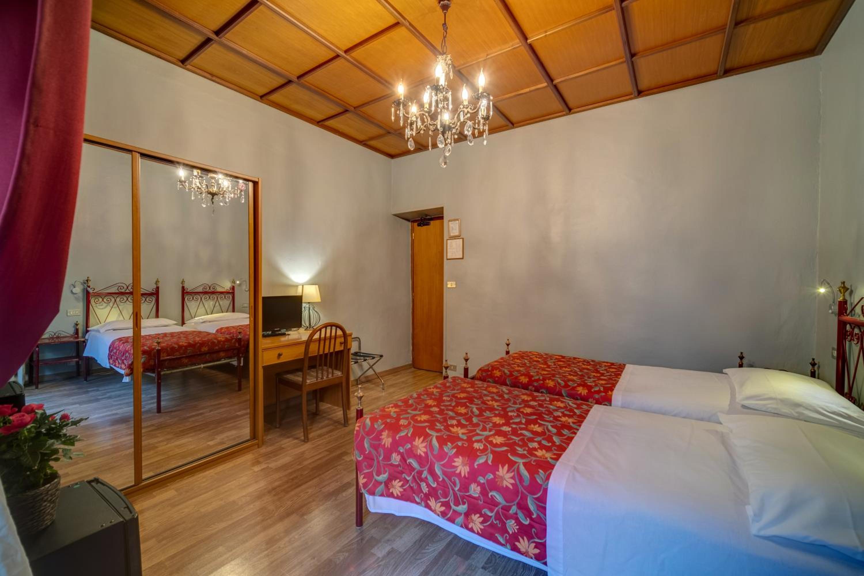 Twin Room - Photo 14
