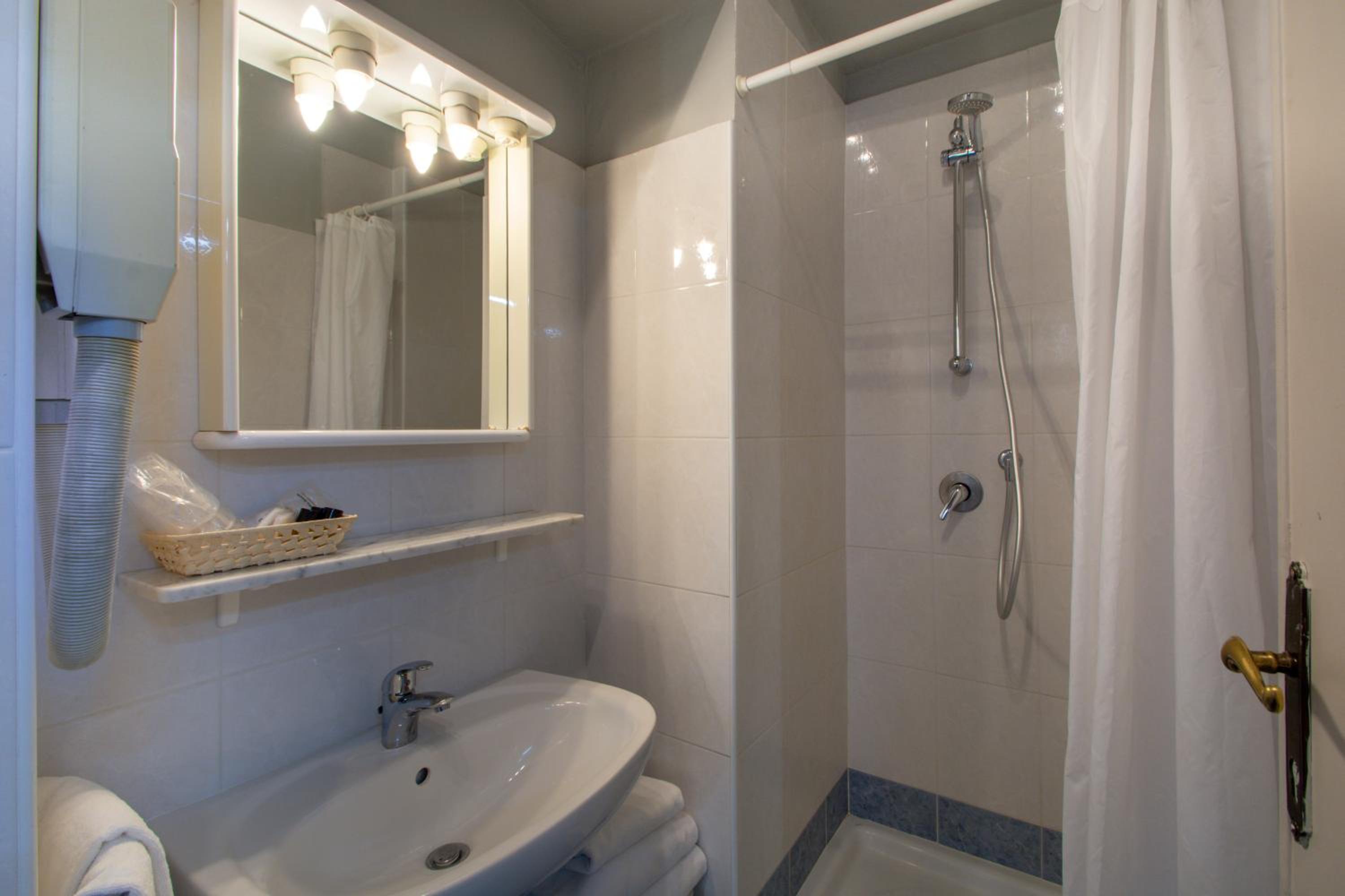 Standard Triple Room - Photo 3