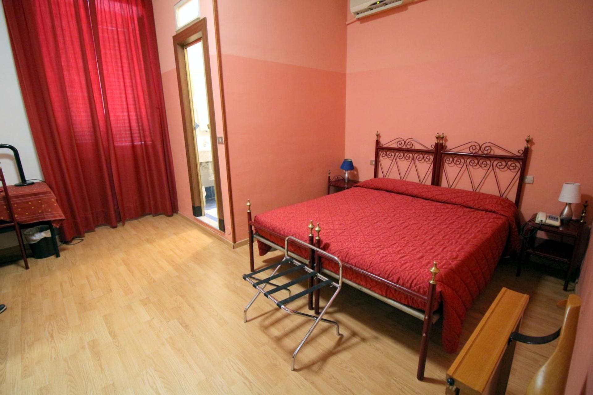 Standard Double Room - Photo 4