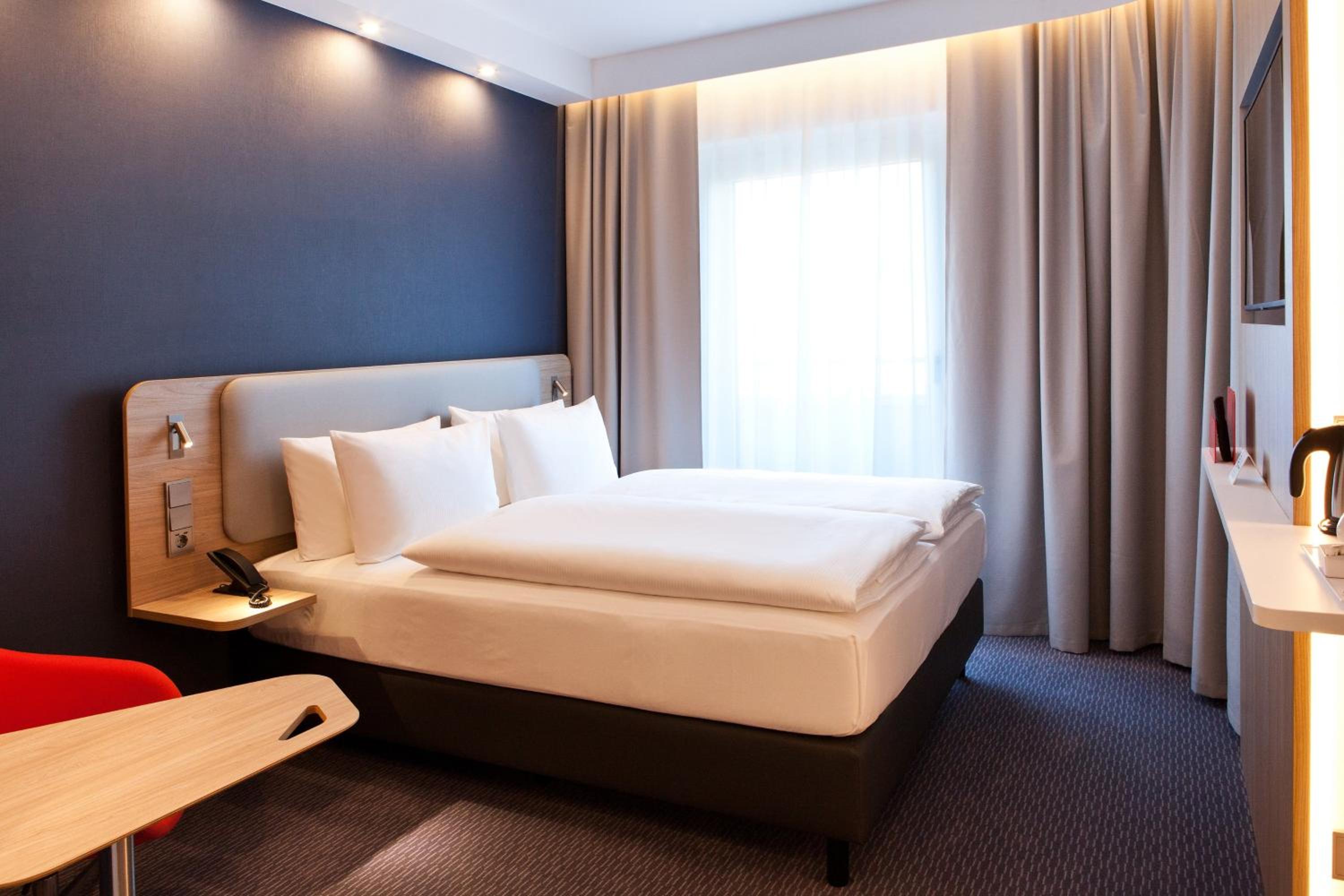 Standard Queen Room