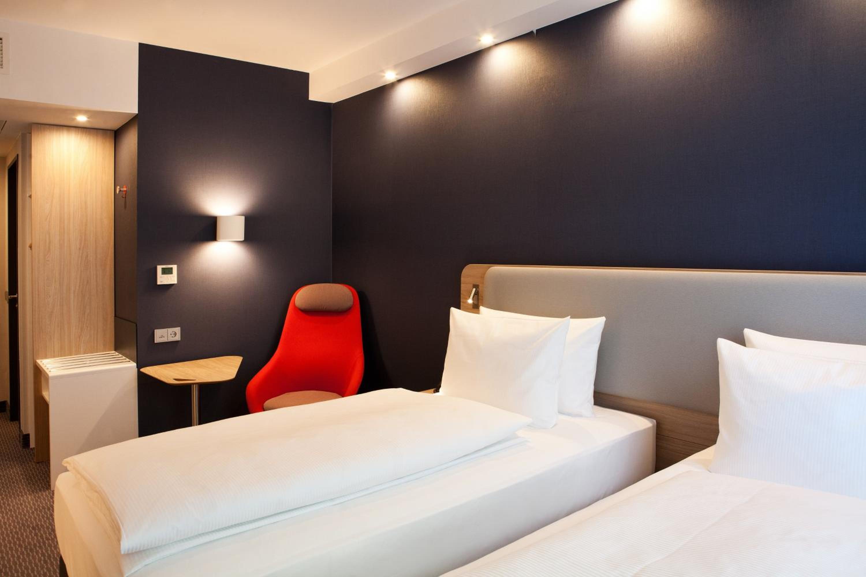 Standard Twin Room thumbnail 5