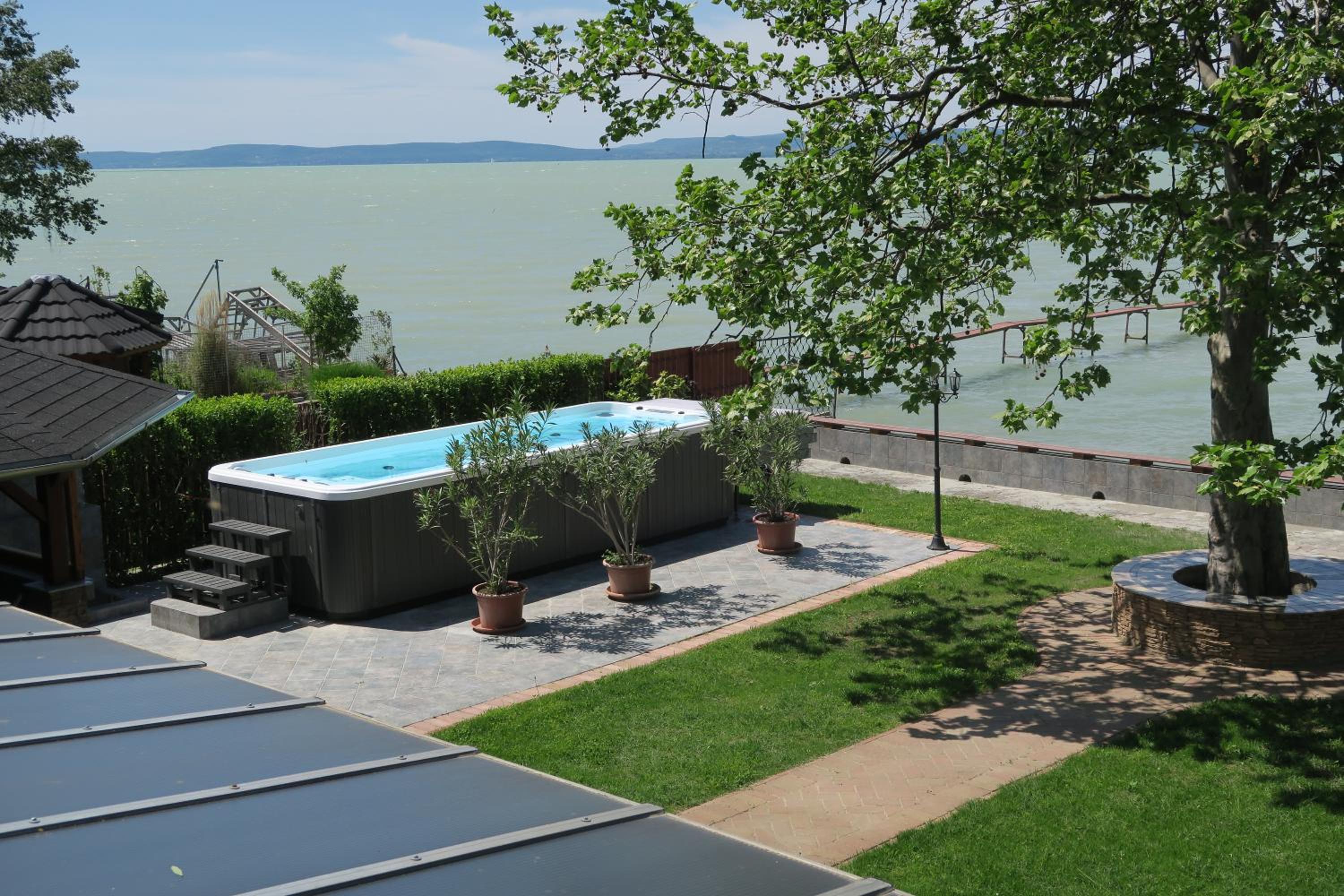 Quadruple Room with Lake View photo 1