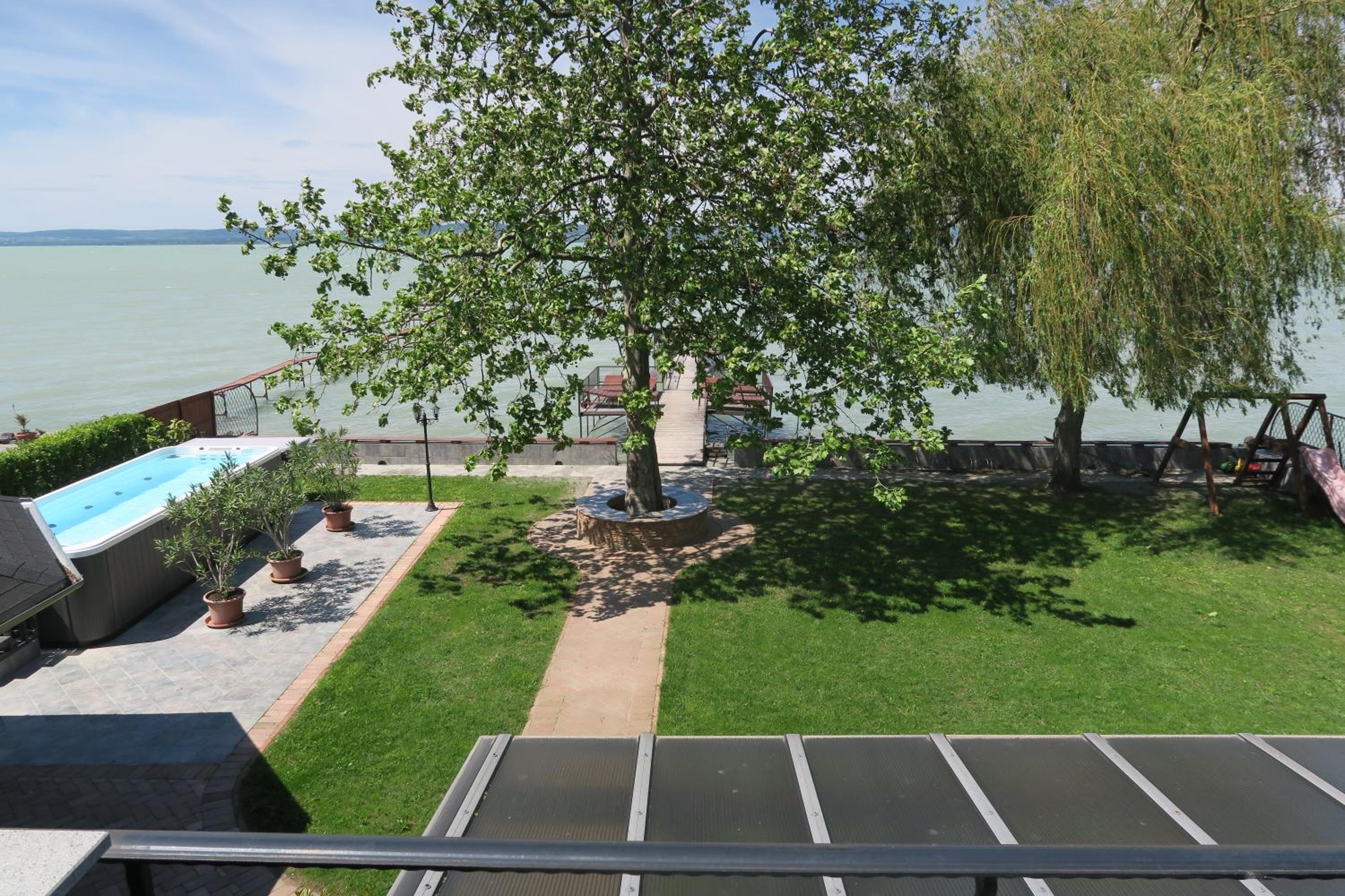 Quadruple Room with Lake View photo 2