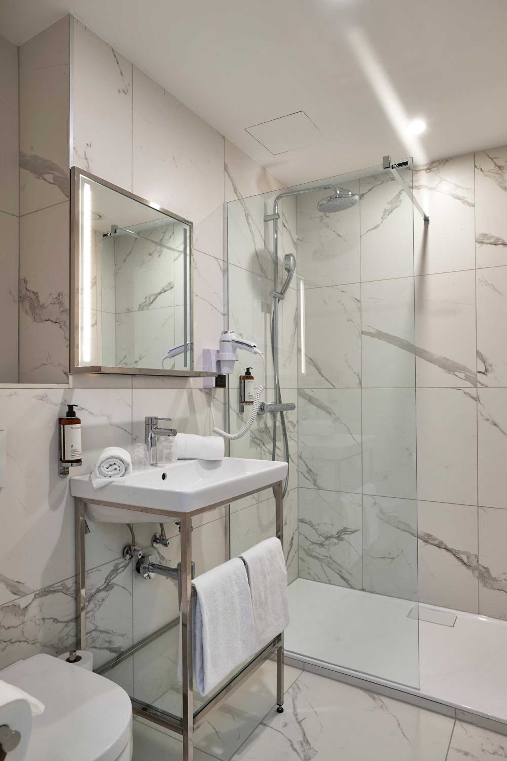 Standard Double or Twin Room photo 2