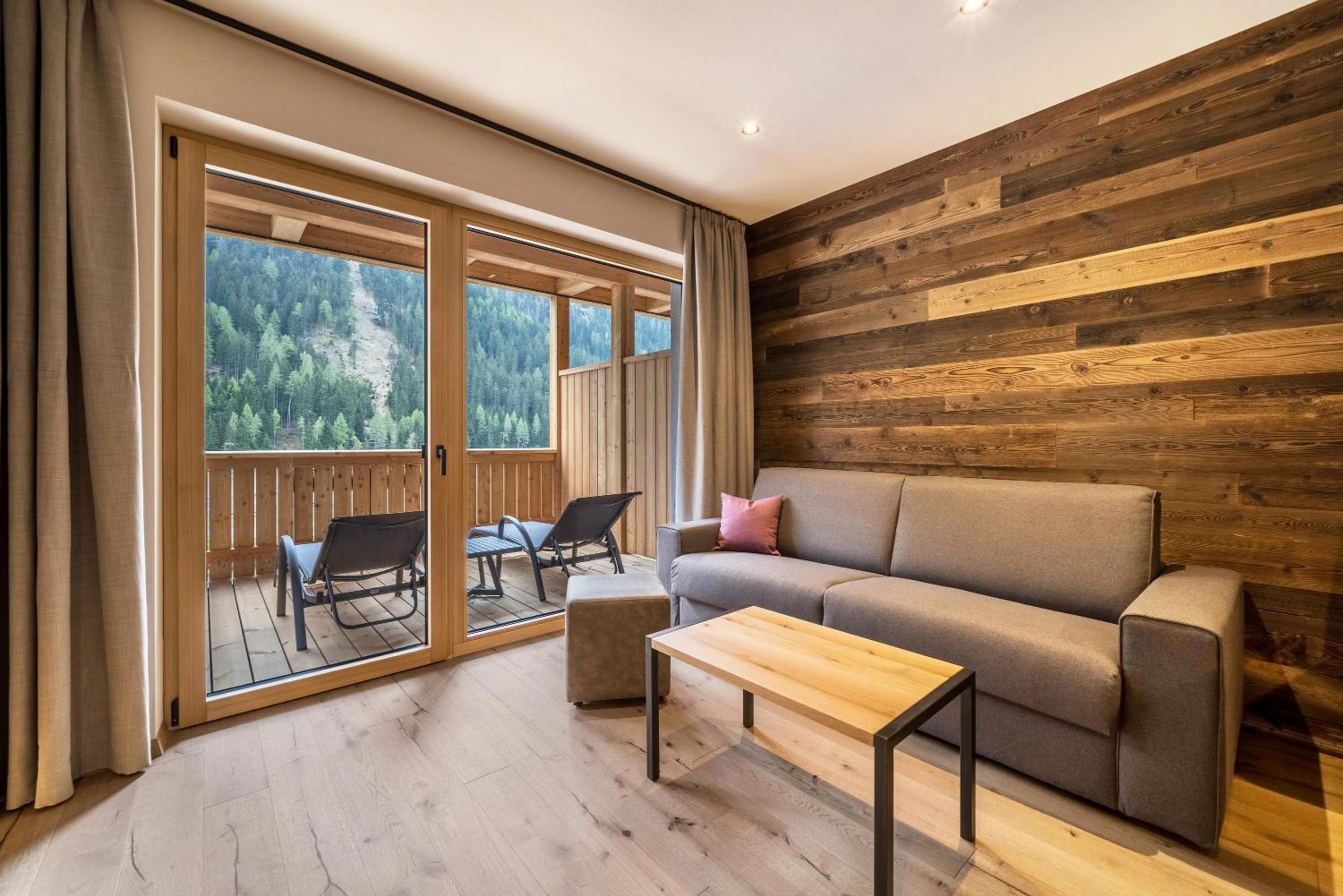 Two-Bedroom Deluxe Apartment with Balcony