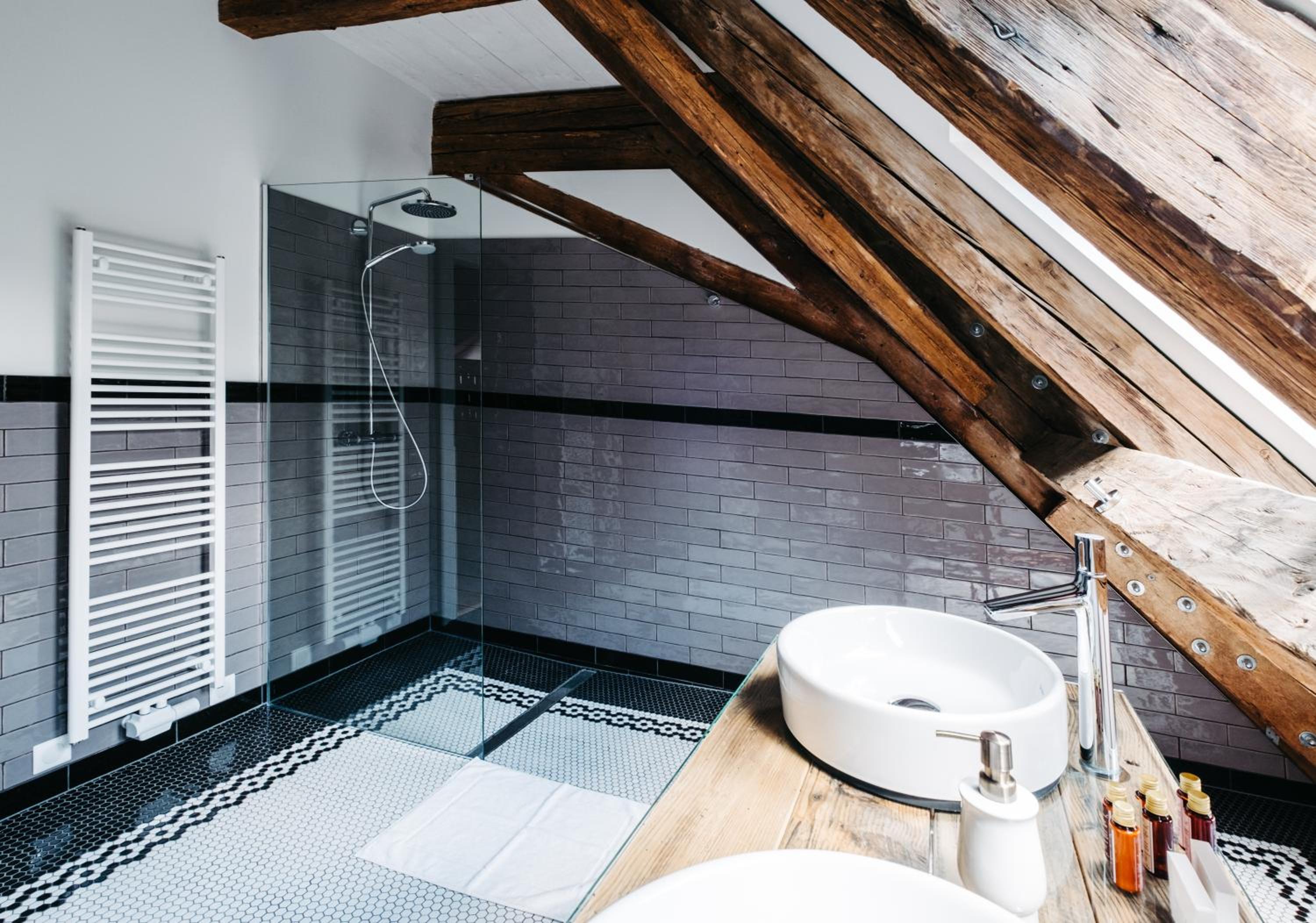 Family Suite with Shower - Photo 3