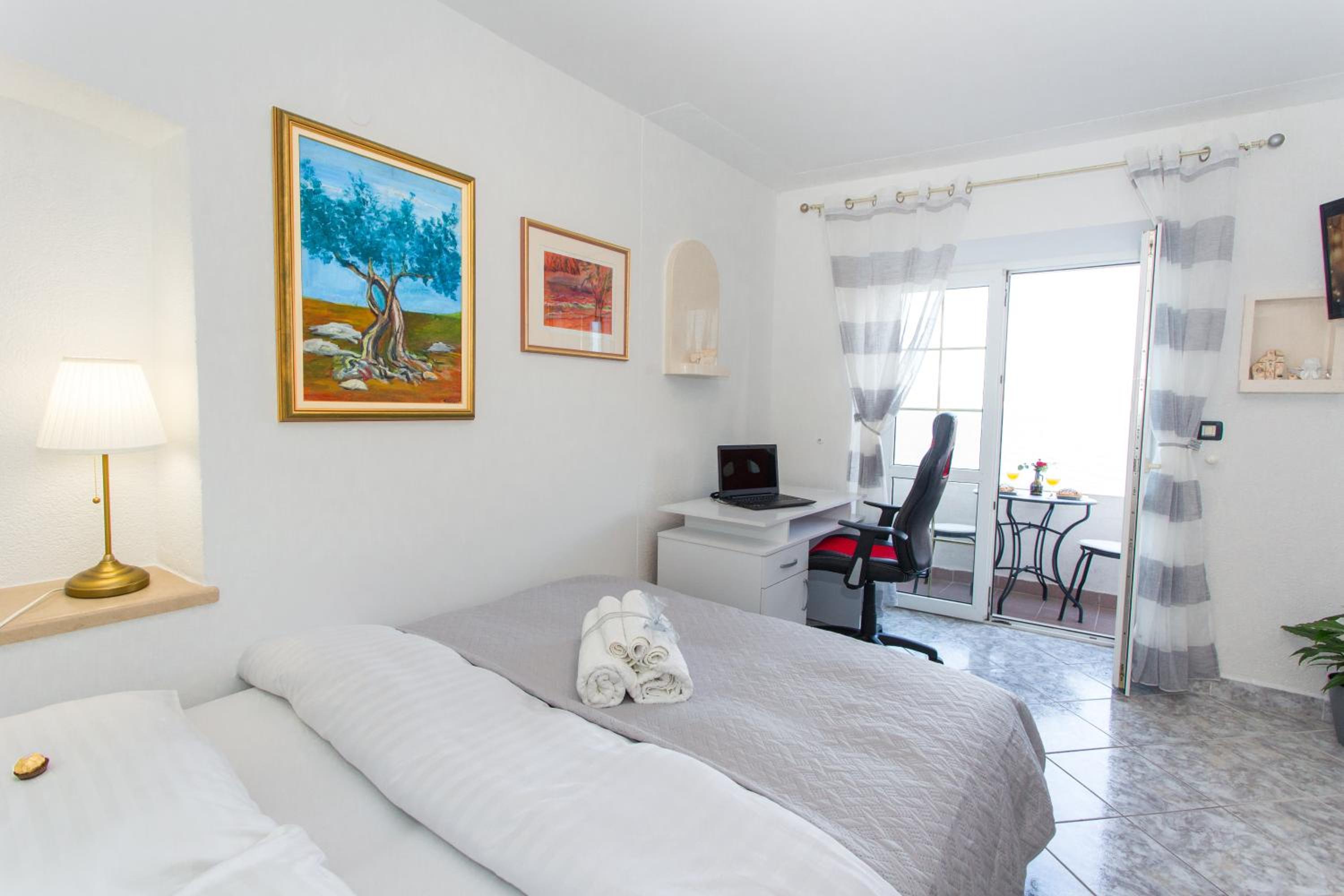 Two-Bedroom Apartment with Balcony and Sea View photo 2