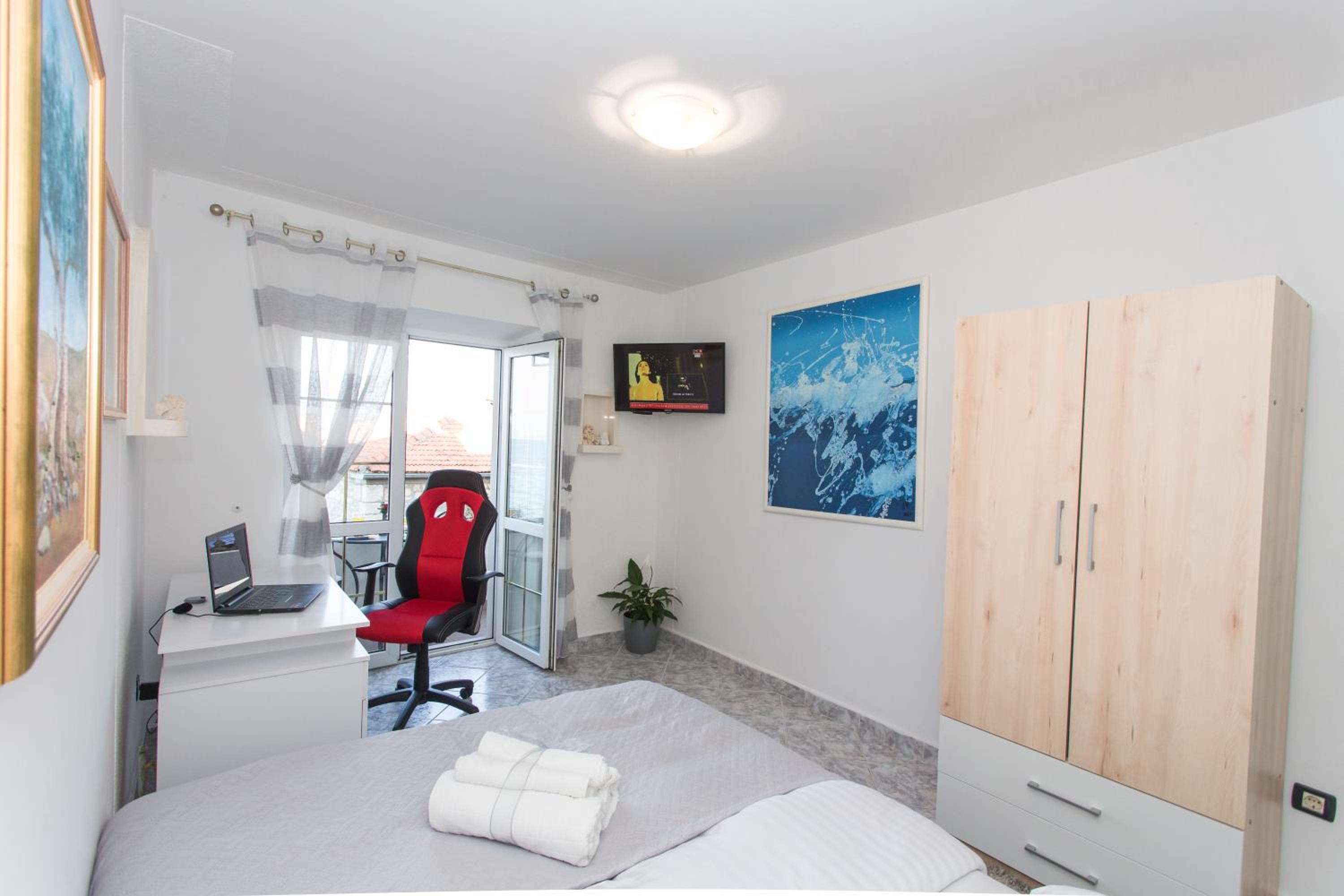 Two-Bedroom Apartment with Balcony and Sea View photo 3